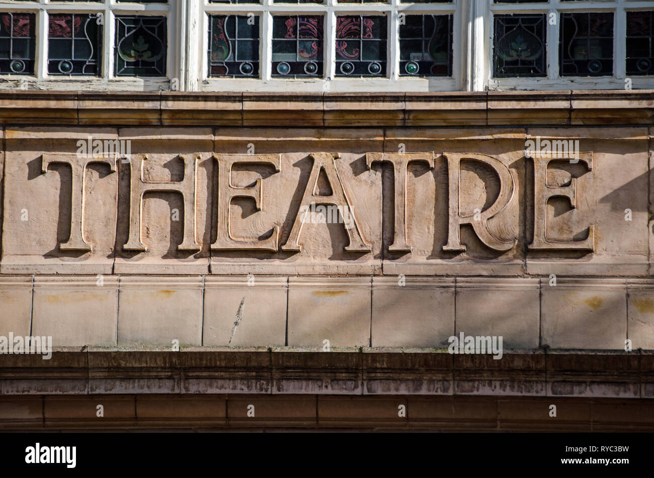 Terracotta Fliese Schild 'Theater' am Eingang zum historischen Ort in Richmond-Upon-Thames, London. Die Viktorianischen Theater wurde entwickelt Stockfoto