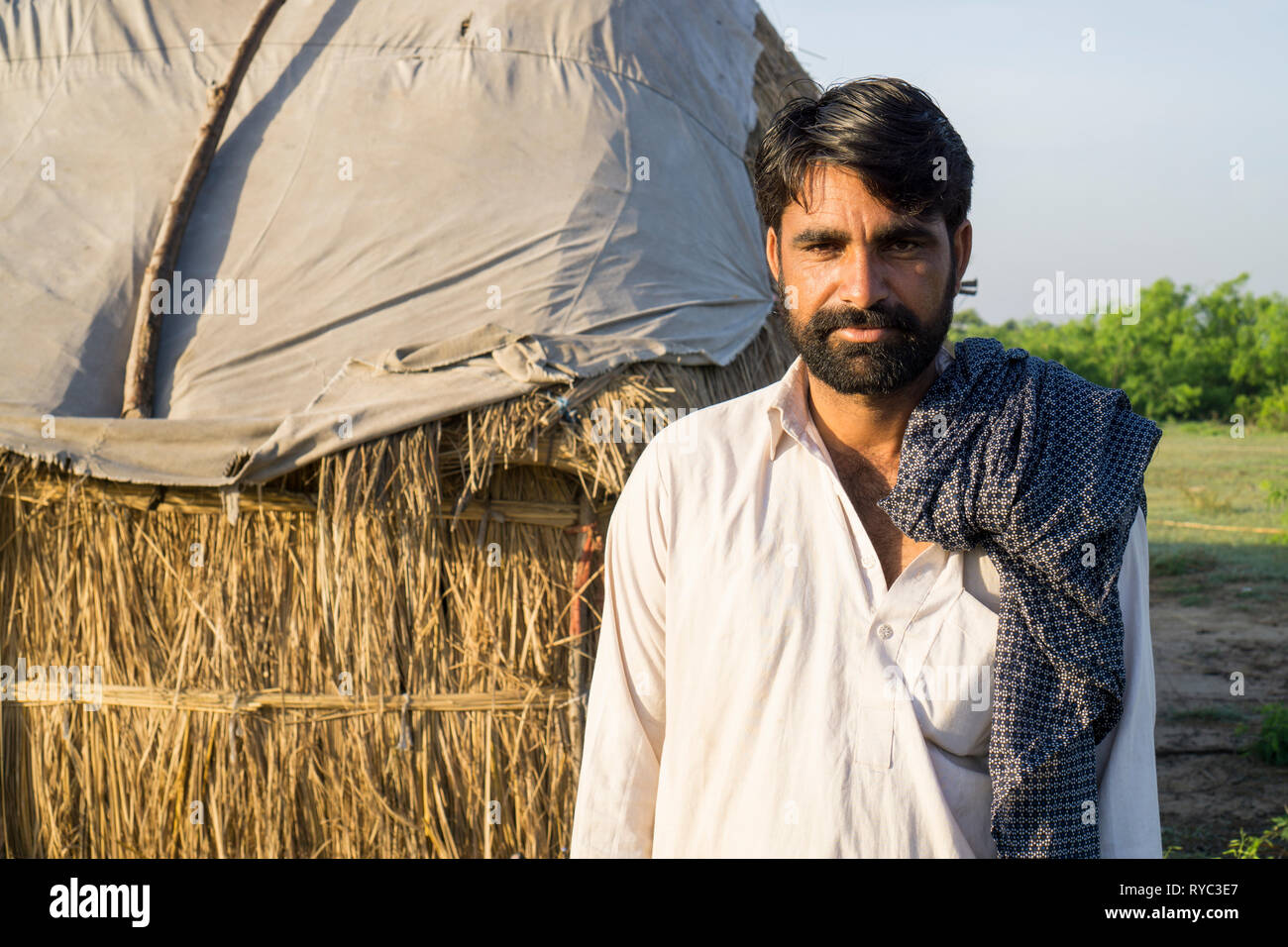 Pakistanischer Mann stand draußen mit Blick auf die Kamera Stockfoto