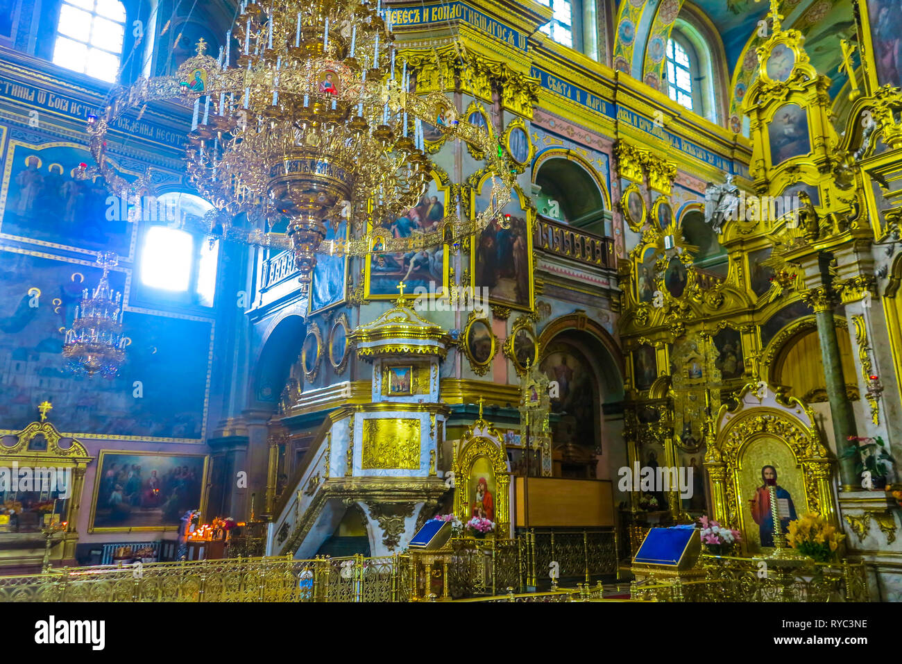 Pochaiv Lavra Christlich-orthodoxen Klosters Mariä-Entschlafens-Kathedrale Kanzel und Kronleuchter Stockfoto