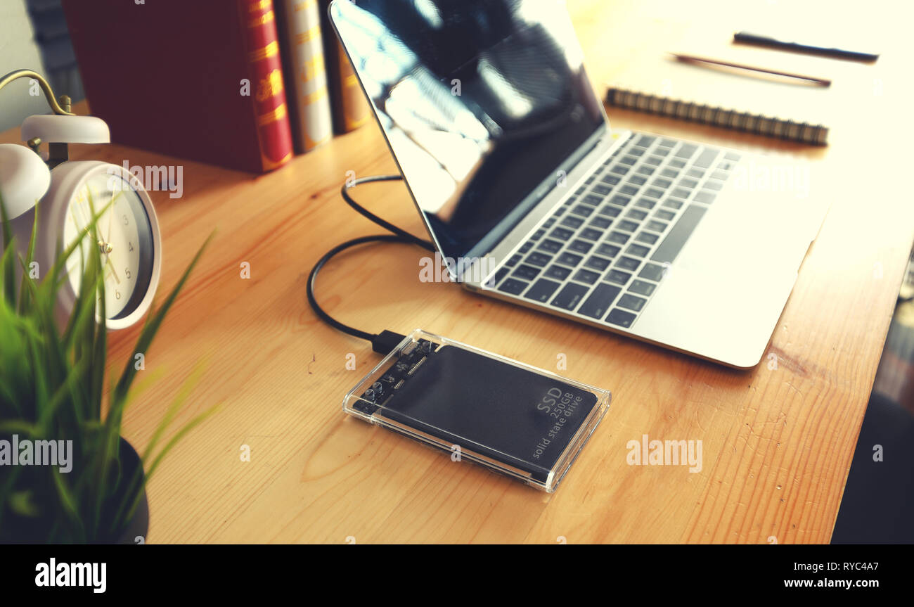 SSD und Laptop, Solid-State-Festplatte mit SATA 6 Gb Anschluss  Stockfotografie - Alamy