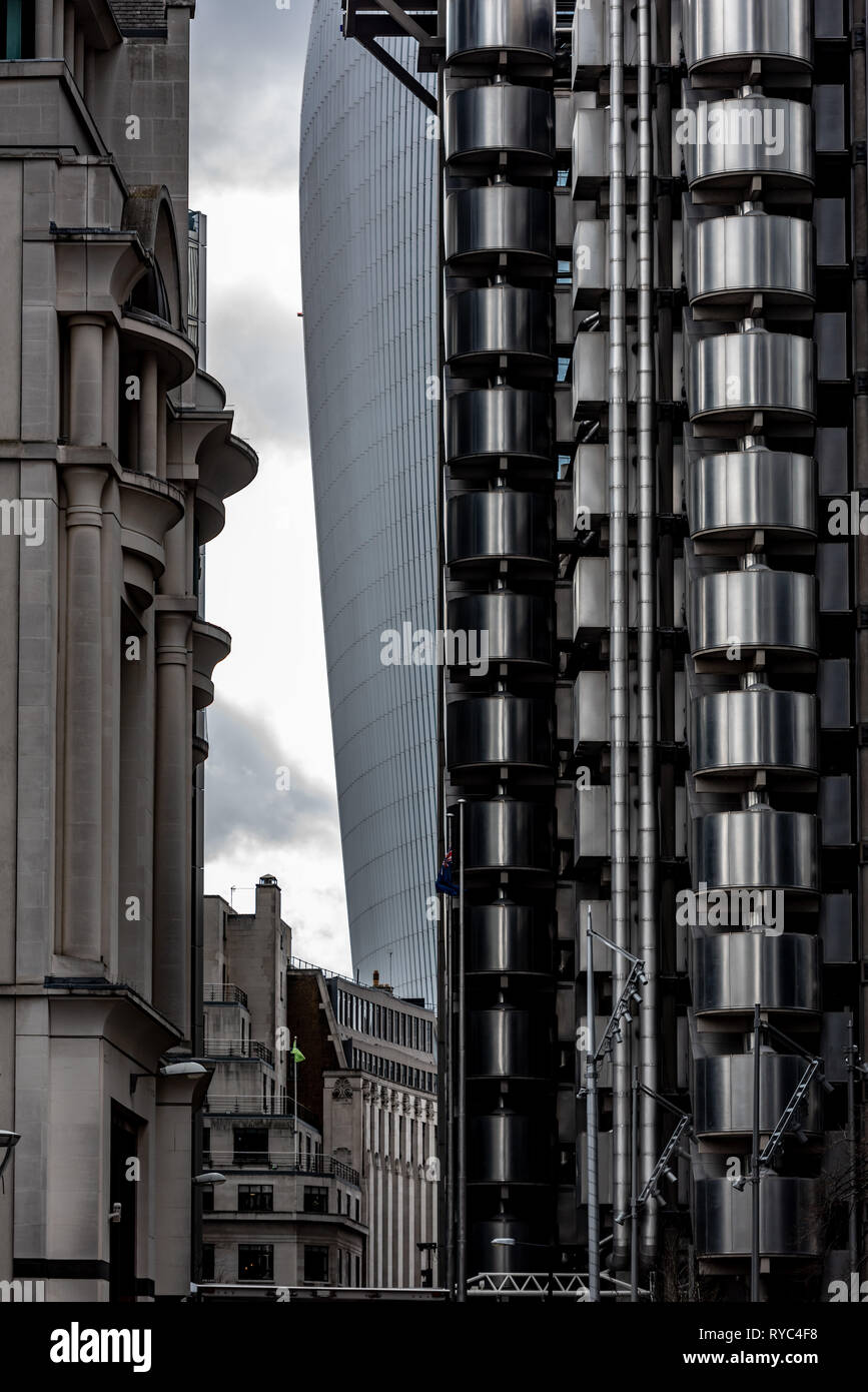 Das futuristische Design der Lloyds Building und 'walkie-talkie' sind im Gegensatz zu den klassischen Stil von Fitzwilliam Haus in St Mary Axe Stockfoto