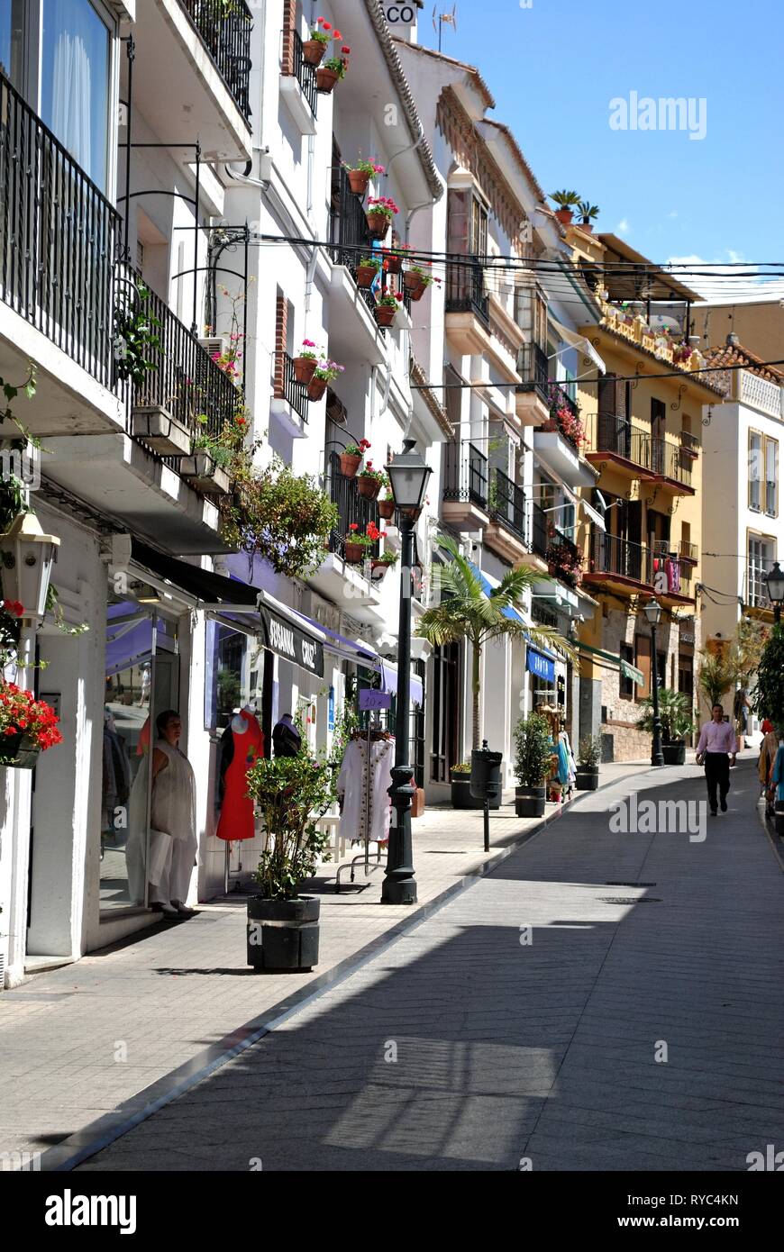 Touristen zu Fuß entlang der Plaza Santo Cristo in der Altstadt, Marbella, Costa del Sol, Provinz Malaga, Andalusien, Spanien, Europa. Stockfoto