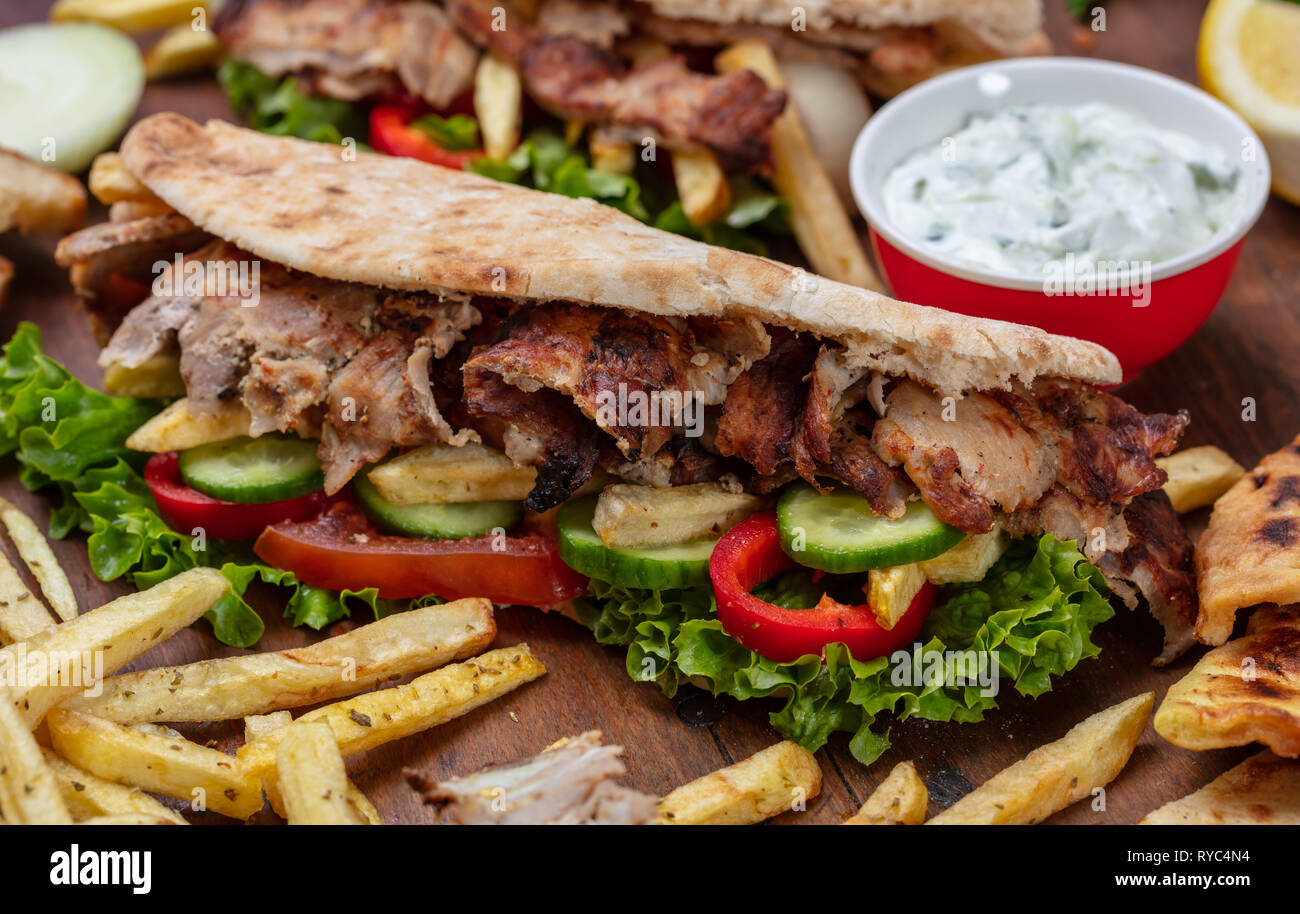 Gyros, Shawarma, take away, Street Food. Sandwich mit Fleisch auf Holztisch, Detailansicht Stockfoto