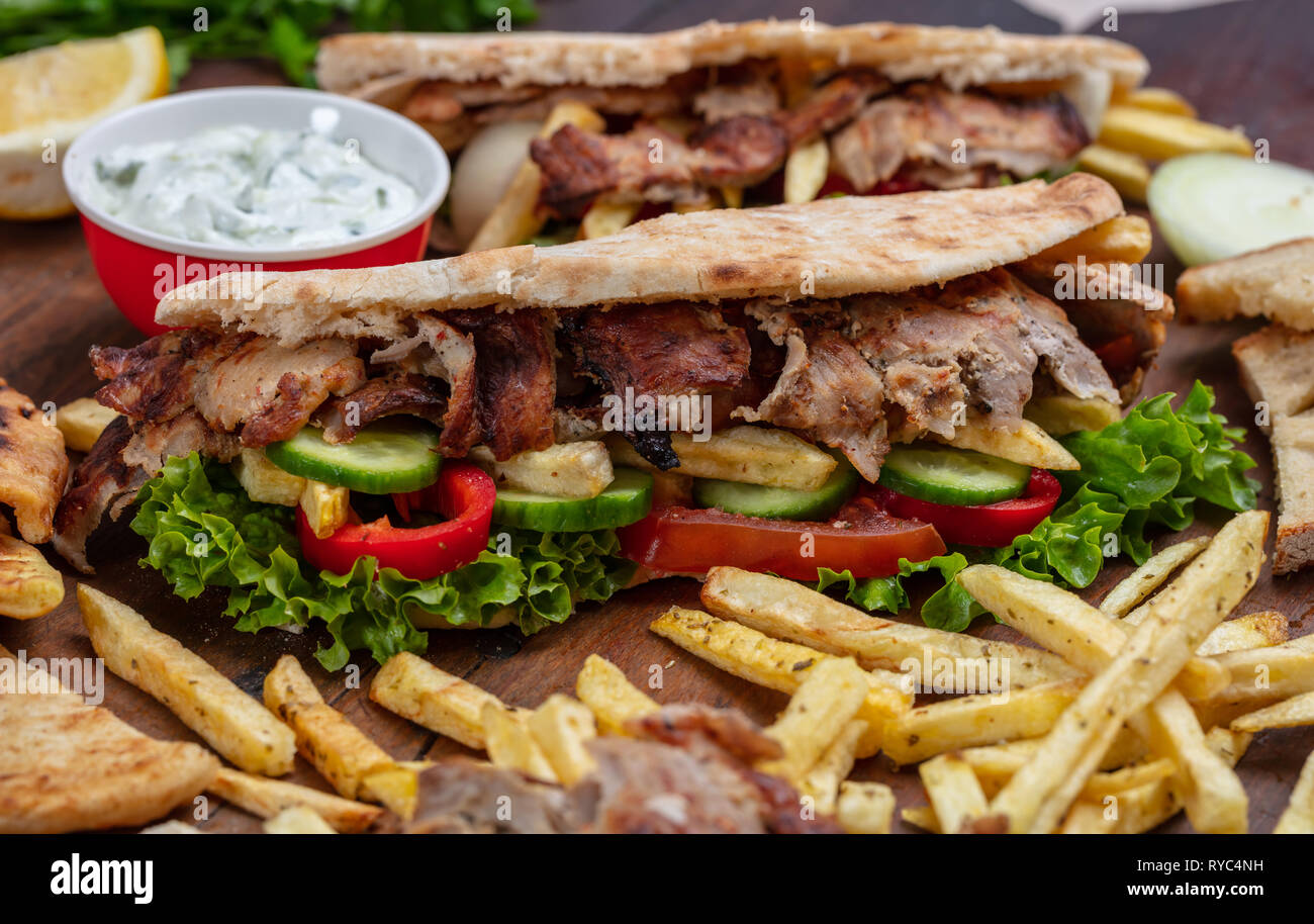 Gyros, Shawarma, take away, Street Food. Sandwich mit Fleisch auf Holztisch, Detailansicht Stockfoto