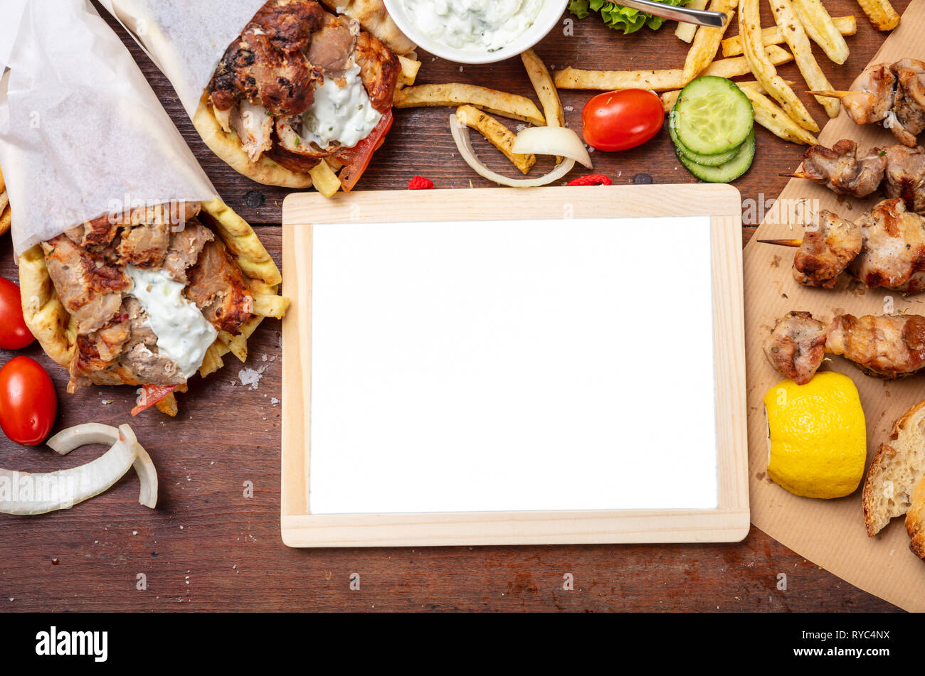 Gyros Pita, shawarma. Zwei pita Brot Wraps mit Fleisch und Blank Board auf hölzernen Tisch, Platz für Text Stockfoto