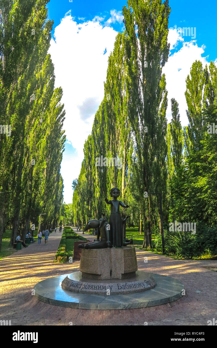 Kiew Babyn Jar's Park Kinder Denkmal mit Bäumen Gasse Hintergrund Stockfoto