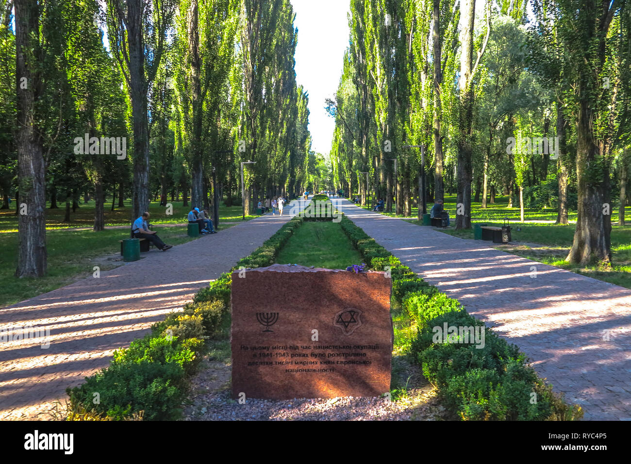 Kiew Babyn Jar Park führenden Linien Allee mit Denkmal der Jüdischen Menschen starben während des Zweiten Weltkriegs Stockfoto