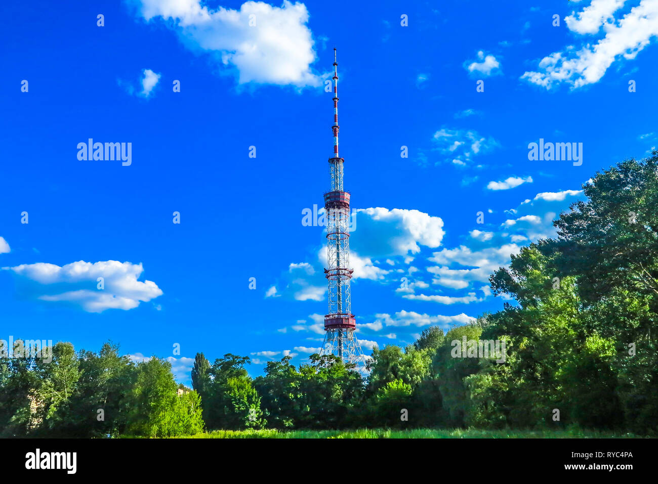 Kiew Kiew Babyn Jar Park TV-Center Turm Aussichtspunkt mit blauem Himmel, weißen Wolken Hintergrund Stockfoto