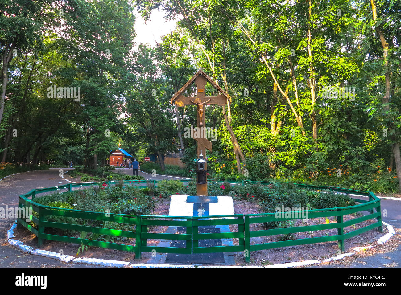 Kiew Babyn Jar Park Orthodoxen Christlichen Holzkreuz Denkmal für heilige Märtyrer Archimandrit Oleksandr Vyshnyakov Stockfoto
