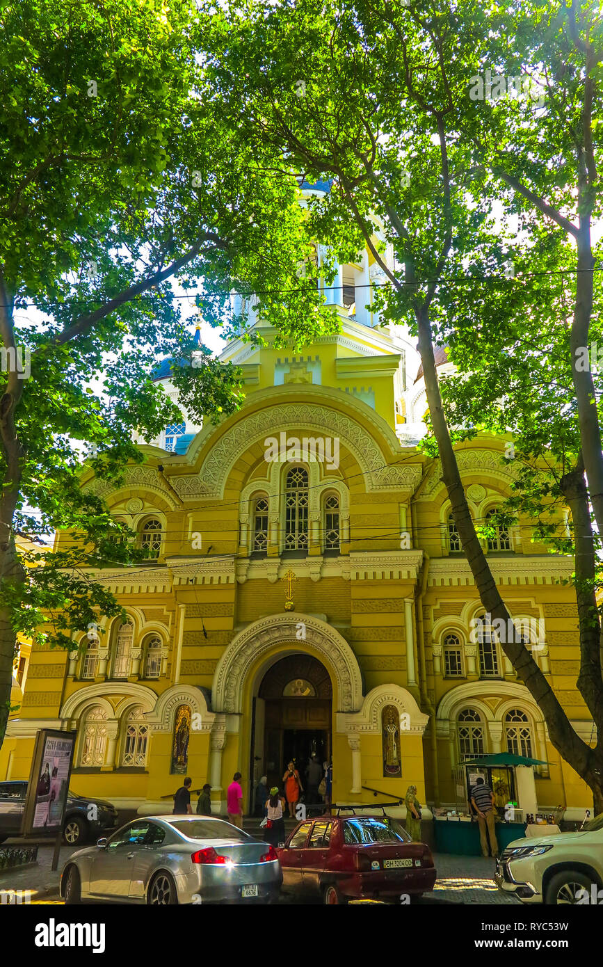 Odessa Saint Elia Mönch Kloster Gelben Kirche Vorderansicht hinter Bäumen Stockfoto