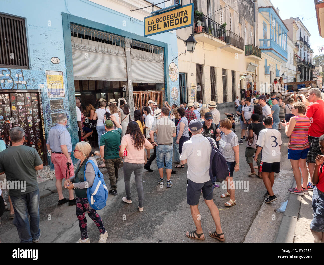Touristen strömen zu La Bodeguita del Medio Bar in Havanna, Kuba, ehemaligen Treffpunkt von Ernst Hemingway. Es behauptet, der Geburtsort des Mojito. Stockfoto