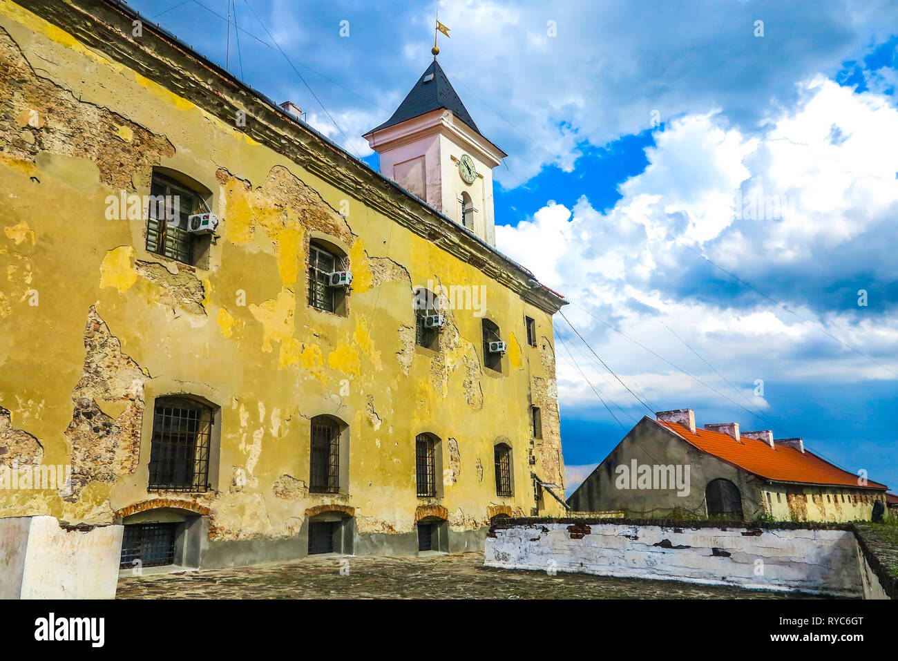 Mukachevo Palanok Schloss Clock Tower Seitenansicht mit schäbigen Fassade Stockfoto