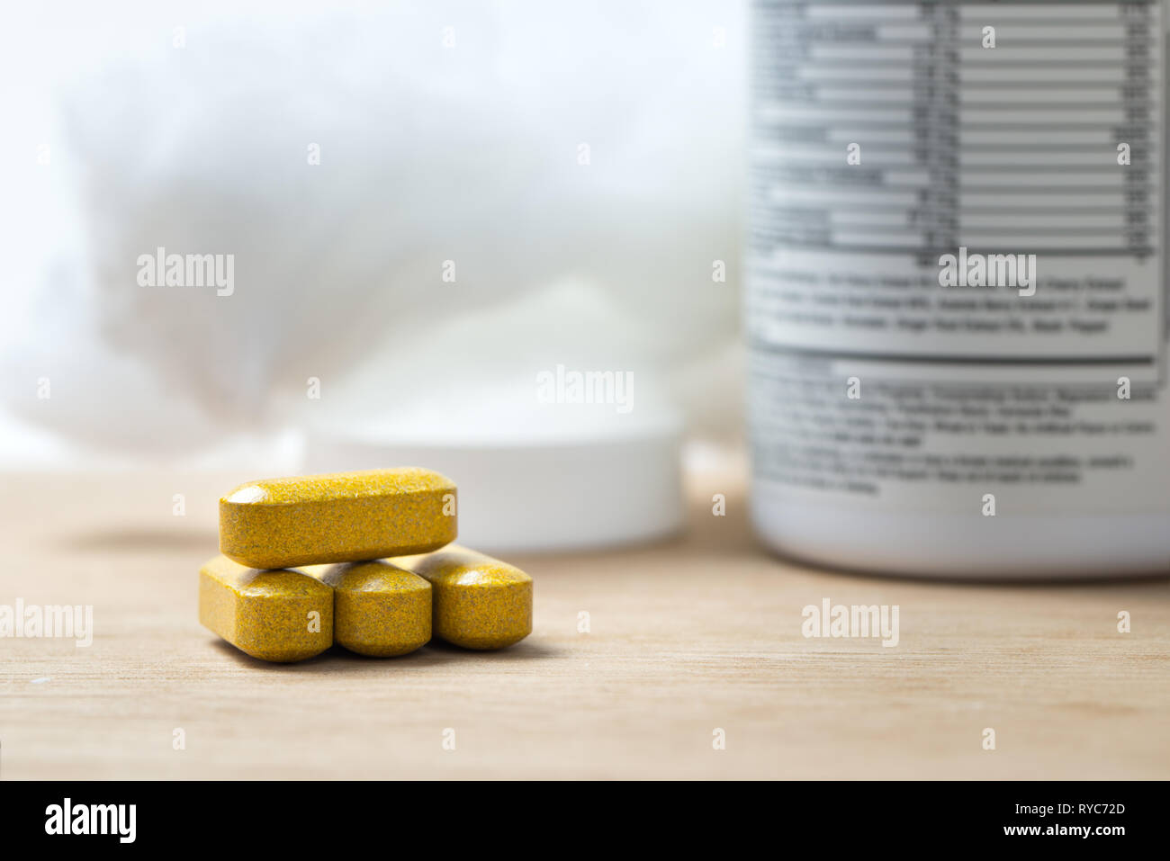 Kurkuma und Ingwer Wurzel Nahrungsergänzungsmittel Tabletten Stockfoto