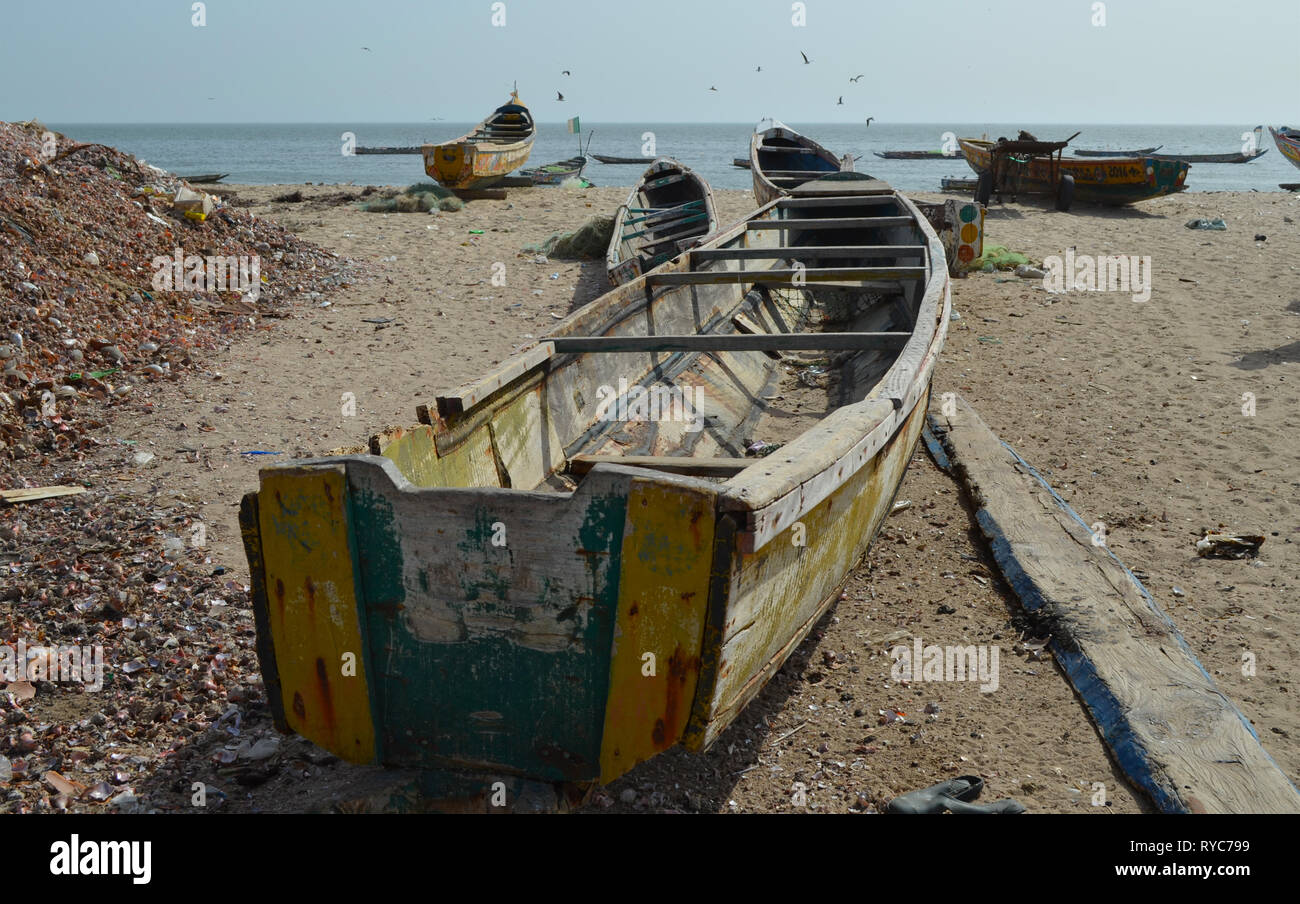 Der handwerklichen Pirogen am Strand von Djiffère, Senegal Stockfoto