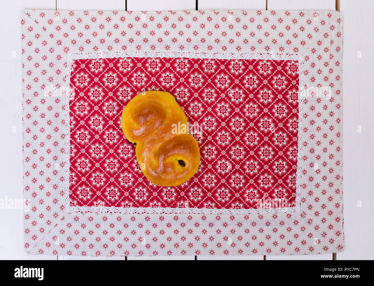 Safranbrötchen auf gemusterter Baumwolle Stockfoto