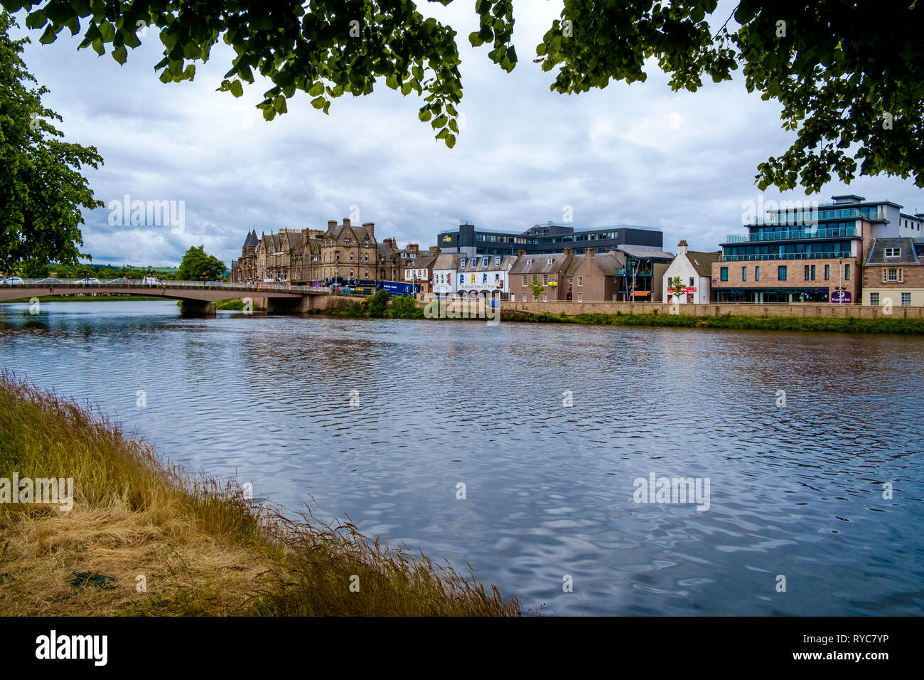 Den Fluss Ness fließt durch The Highland Capital, Inverness, Schottland Stockfoto