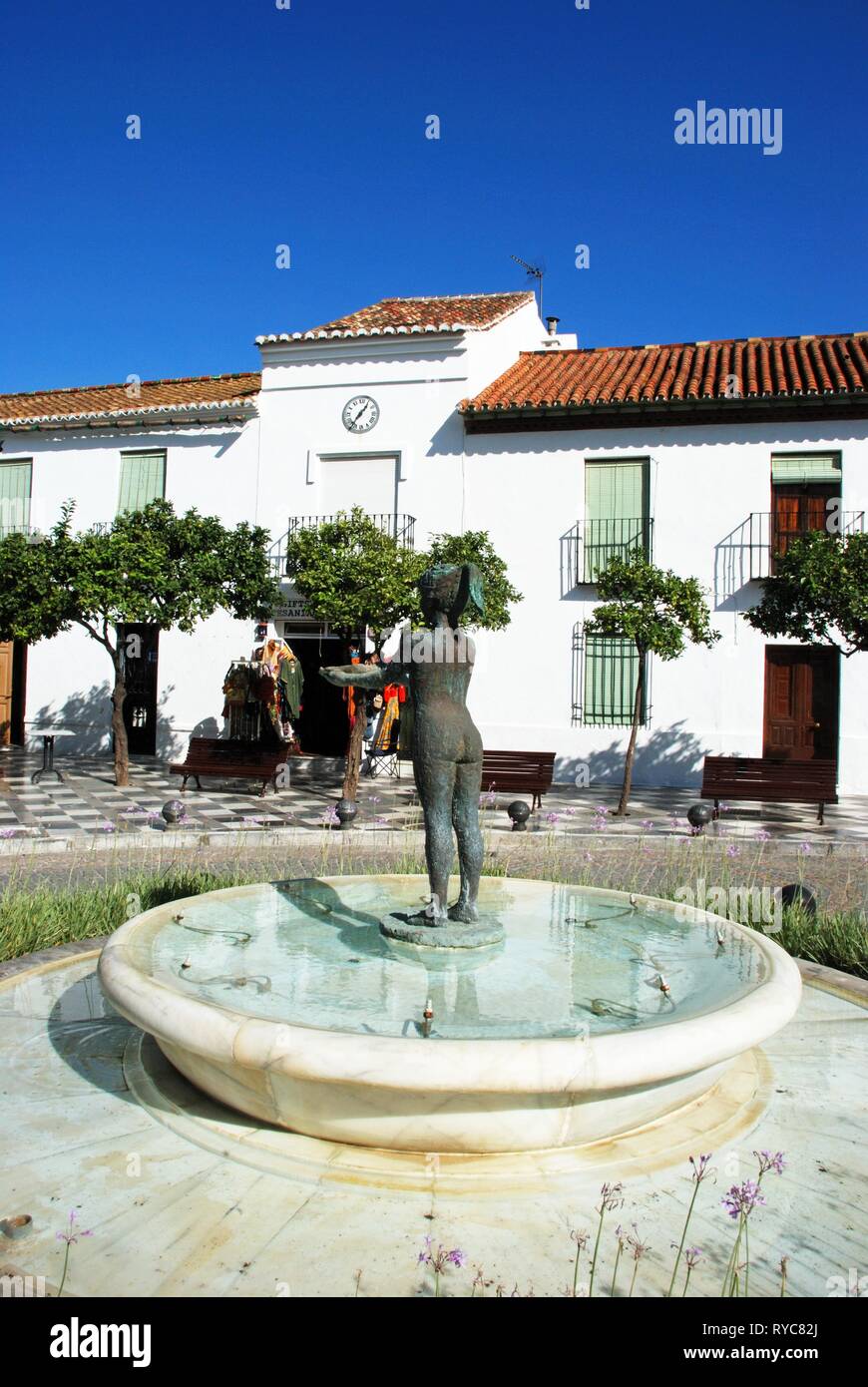 Brunnen in der Plaza de Espana, Benalmadena Pueblo, Costa del Sol, Provinz Malaga, Andalusien, Spanien. Stockfoto