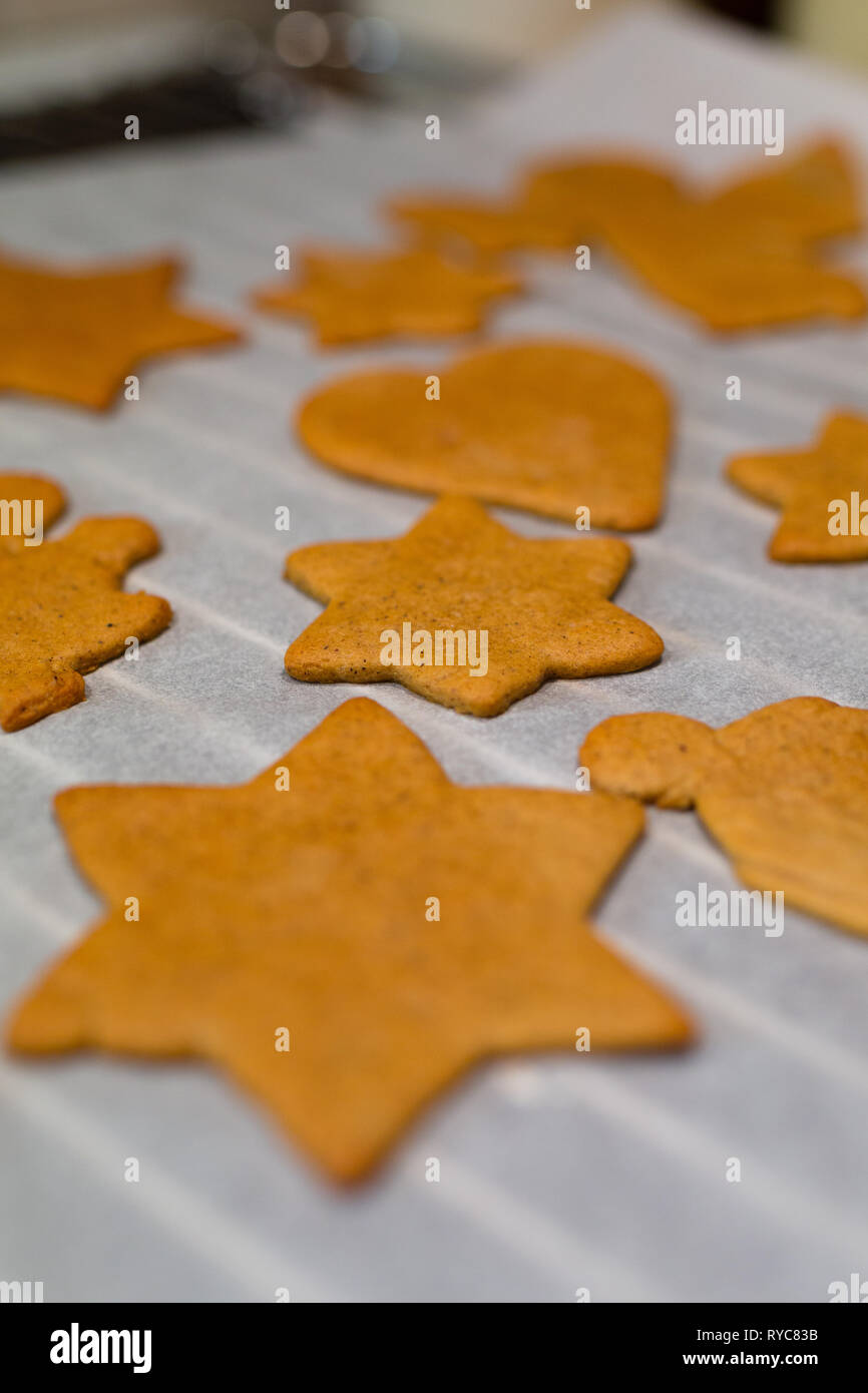 Hausgemachte Lebkuchen auf Backblech Stockfoto