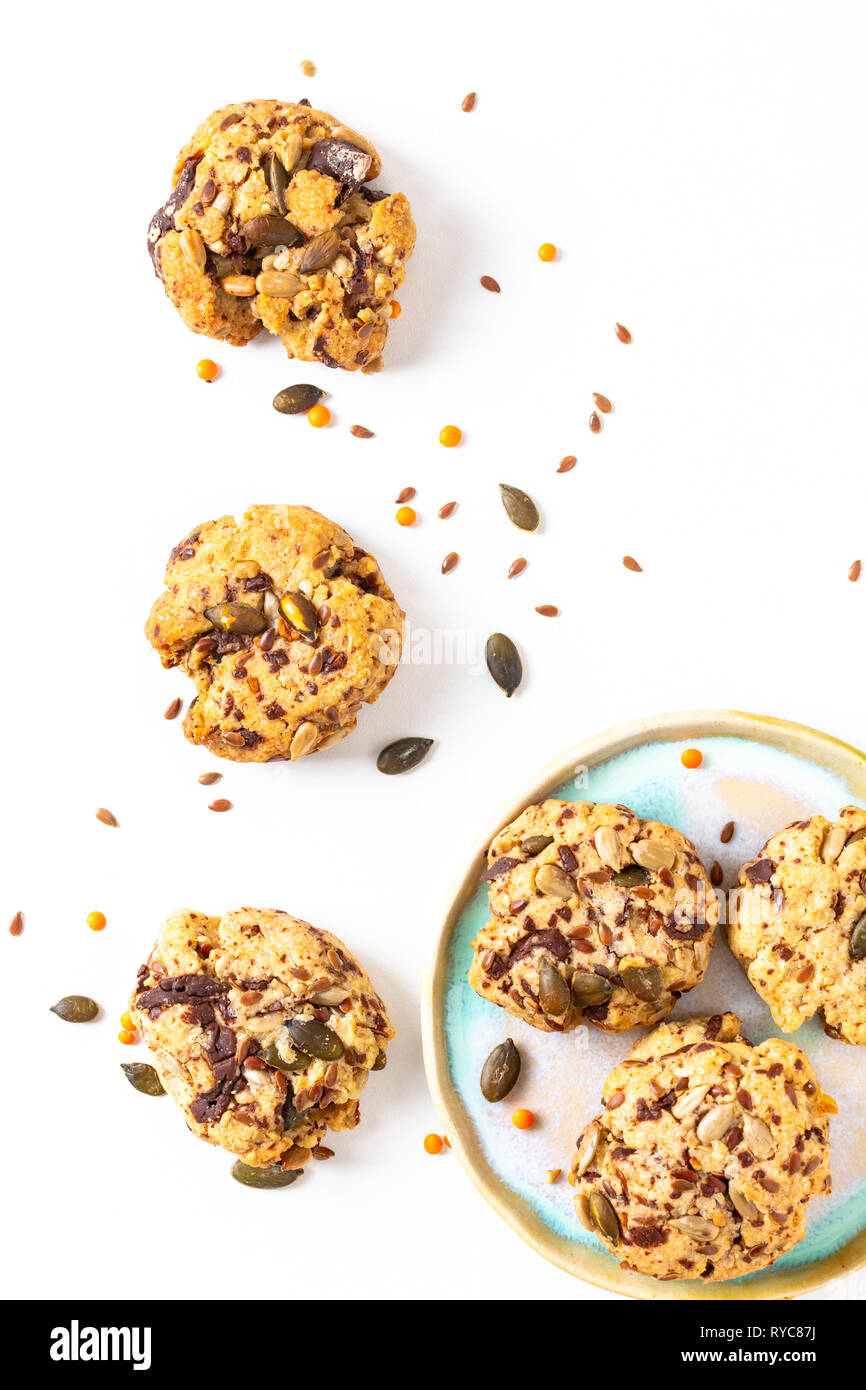 Gesunde Ernährung Konzept hausgemachte Trail Mix Bio Vollkorn Energie Cookies auf weißem Hintergrund mit Kopie Raum Stockfoto