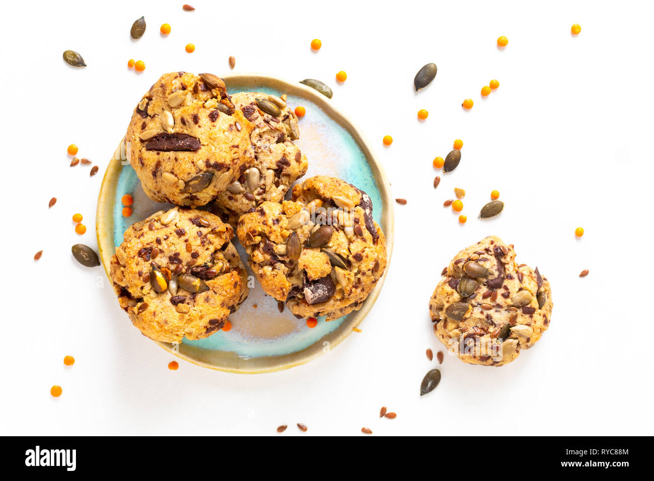 Gesunde Ernährung Konzept hausgemachte Trail Mix Bio Vollkorn Energie Cookies auf weißem Hintergrund mit Kopie Raum Stockfoto