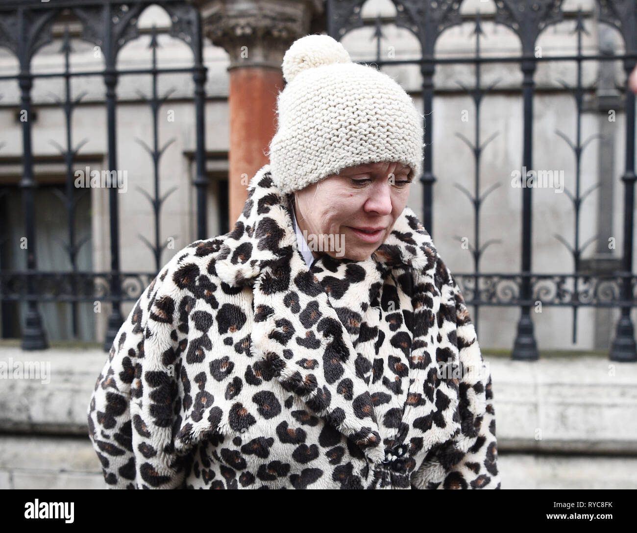 Schauspielerin Tina Malone verlässt den High Court in London, wo sie Gefängnis vermieden, nachdem sie zugelassen Verstoß gegen eine einstweilige Verfügung zum Schutz der Identität von James Bulger Mörder Jon Venables, indem Sie einen Beitrag über Social Media. Stockfoto