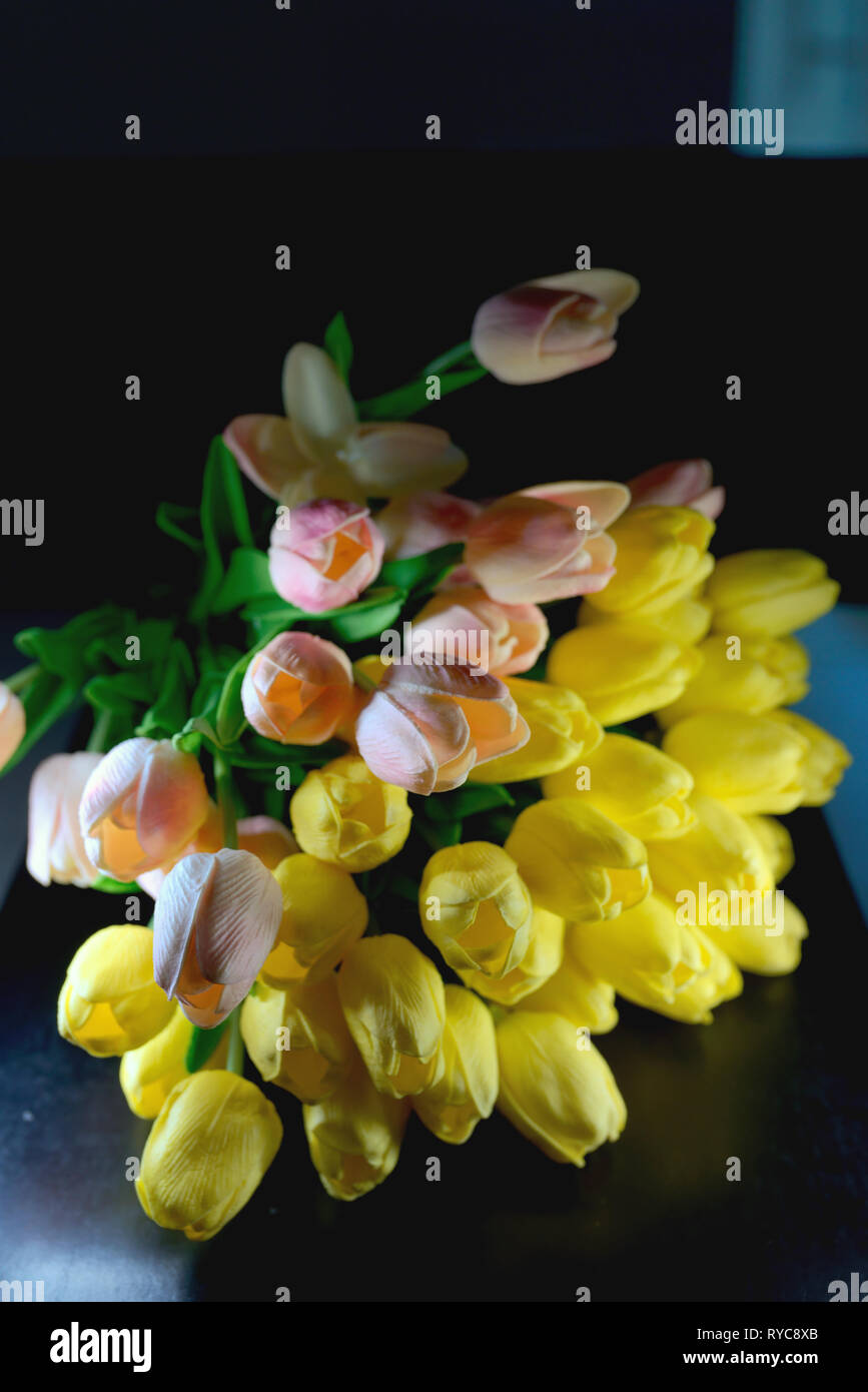 Blumenstrauß aus schönen Tulpen auf Tisch Stockfoto