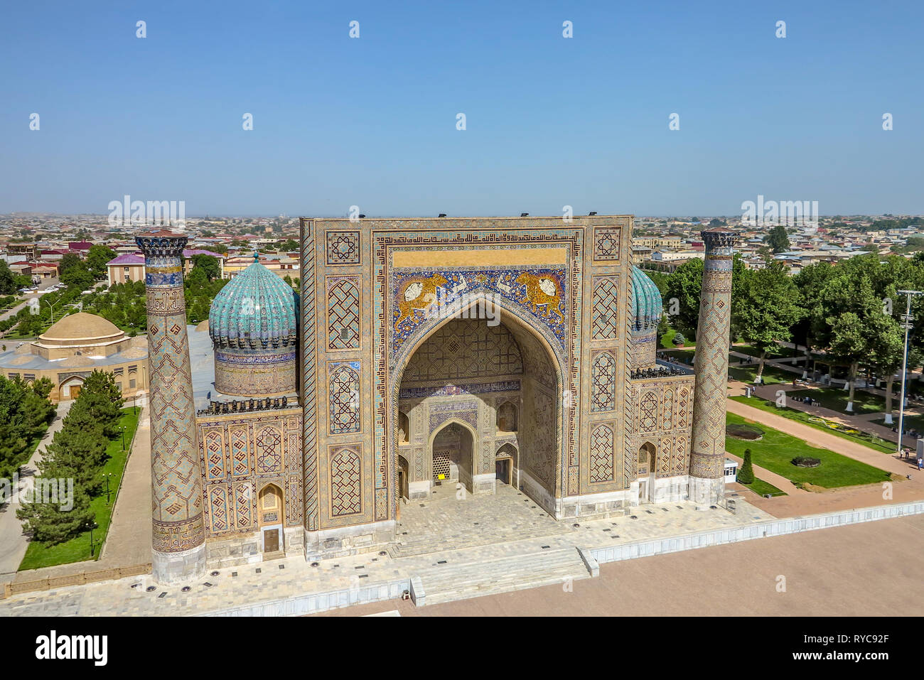 Samarkand Registon Square Ensemble Sherdor Medrese hohen Winkel Sicht Stockfoto