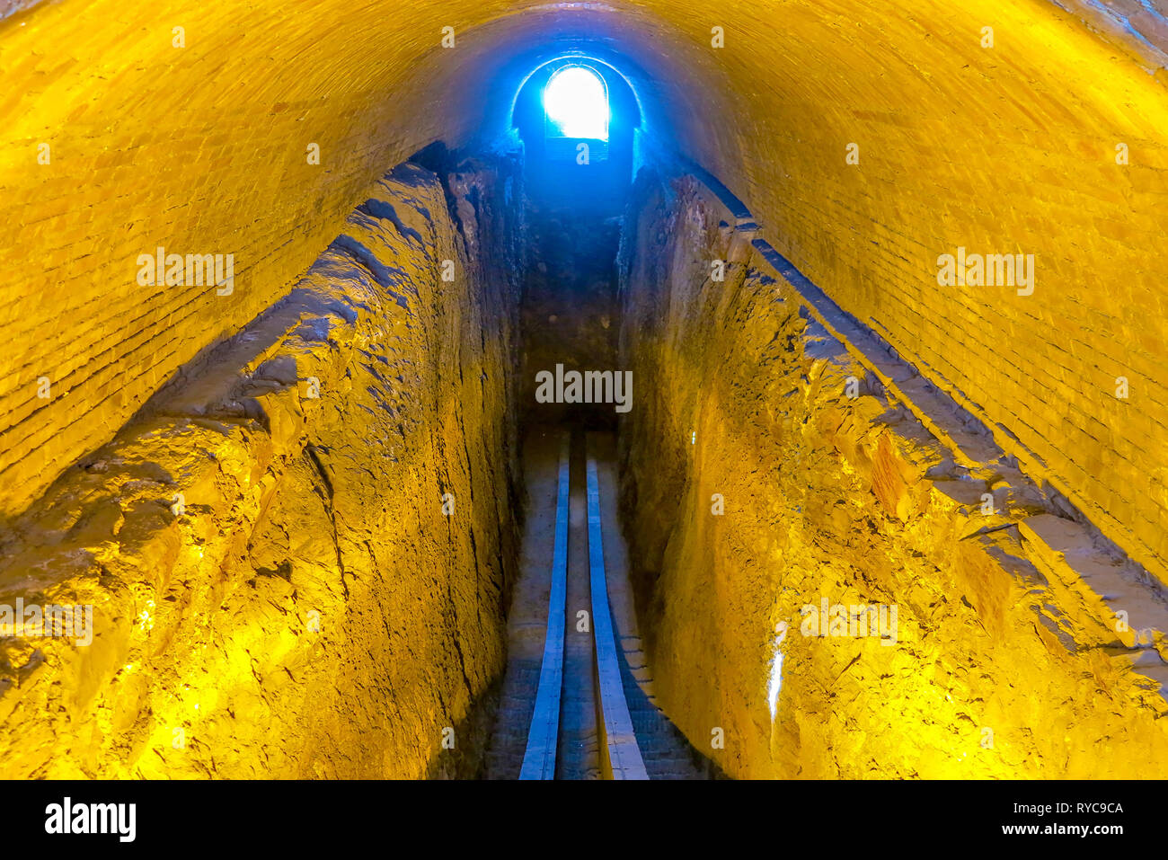 Samarkand Ulugh Beg Informationsstelle Graben mit den unteren Abschnitt des Meridian Arc Stockfoto