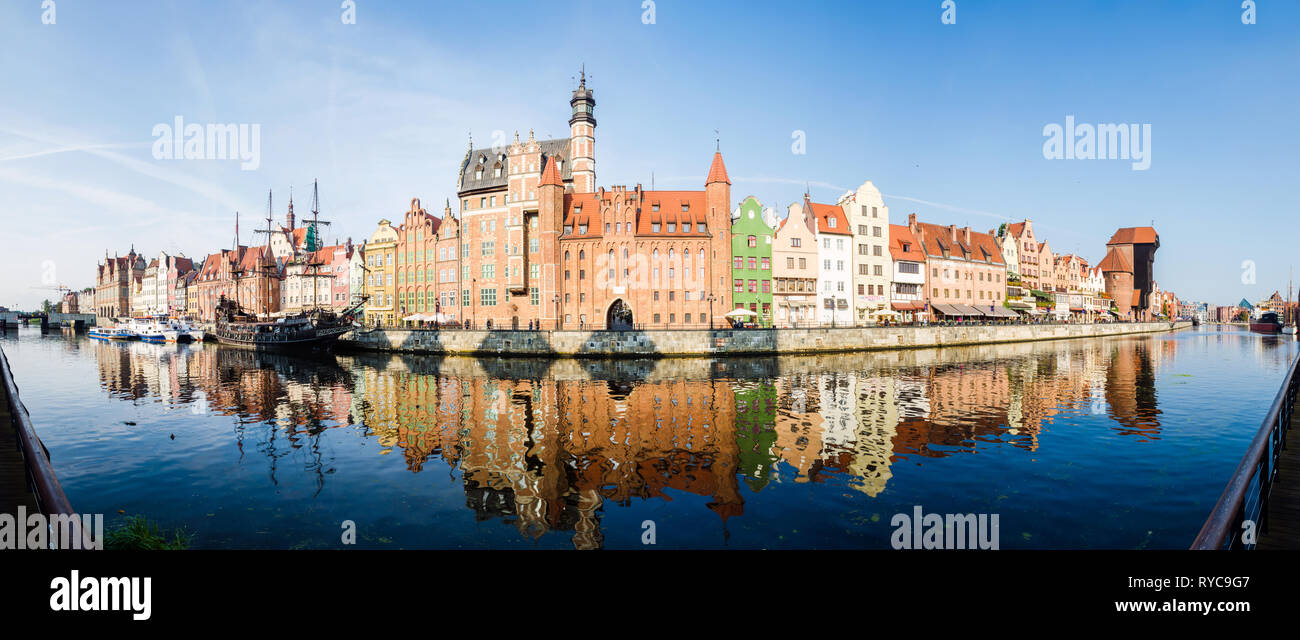 Panorama der Długie Pobrzeże mit schwarzer Perle Schiff (Czarna Perła Statek), St. Mary's Gate (Brama Mariacka) und dem Kran (ŻURAW), Danzig, Polen Stockfoto