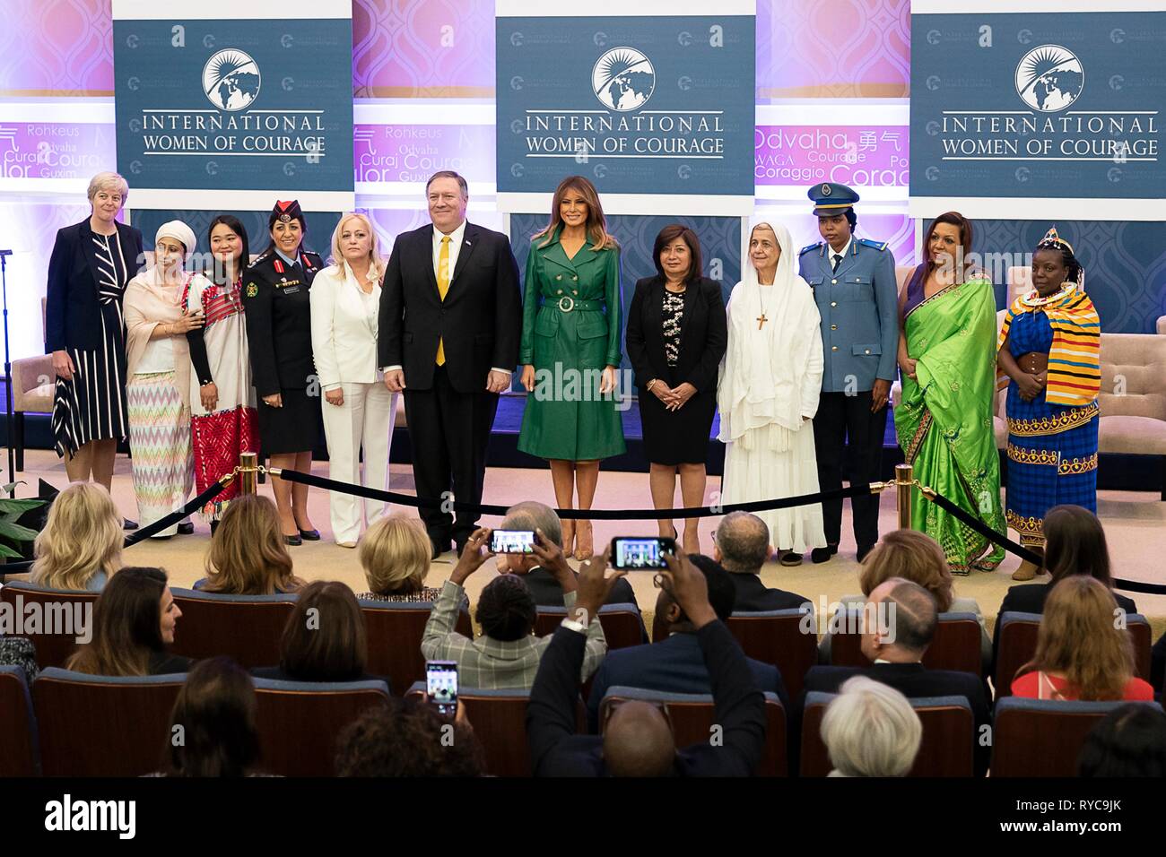 Us-First Lady Melania Trump und Staatssekretär Mike Pompeo posieren für ein Gruppenfoto mit den 2019 Internationale Frauen Mut Preisträger an der Staatlichen Abteilung März 7, 2019 in Washington, DC. Stockfoto