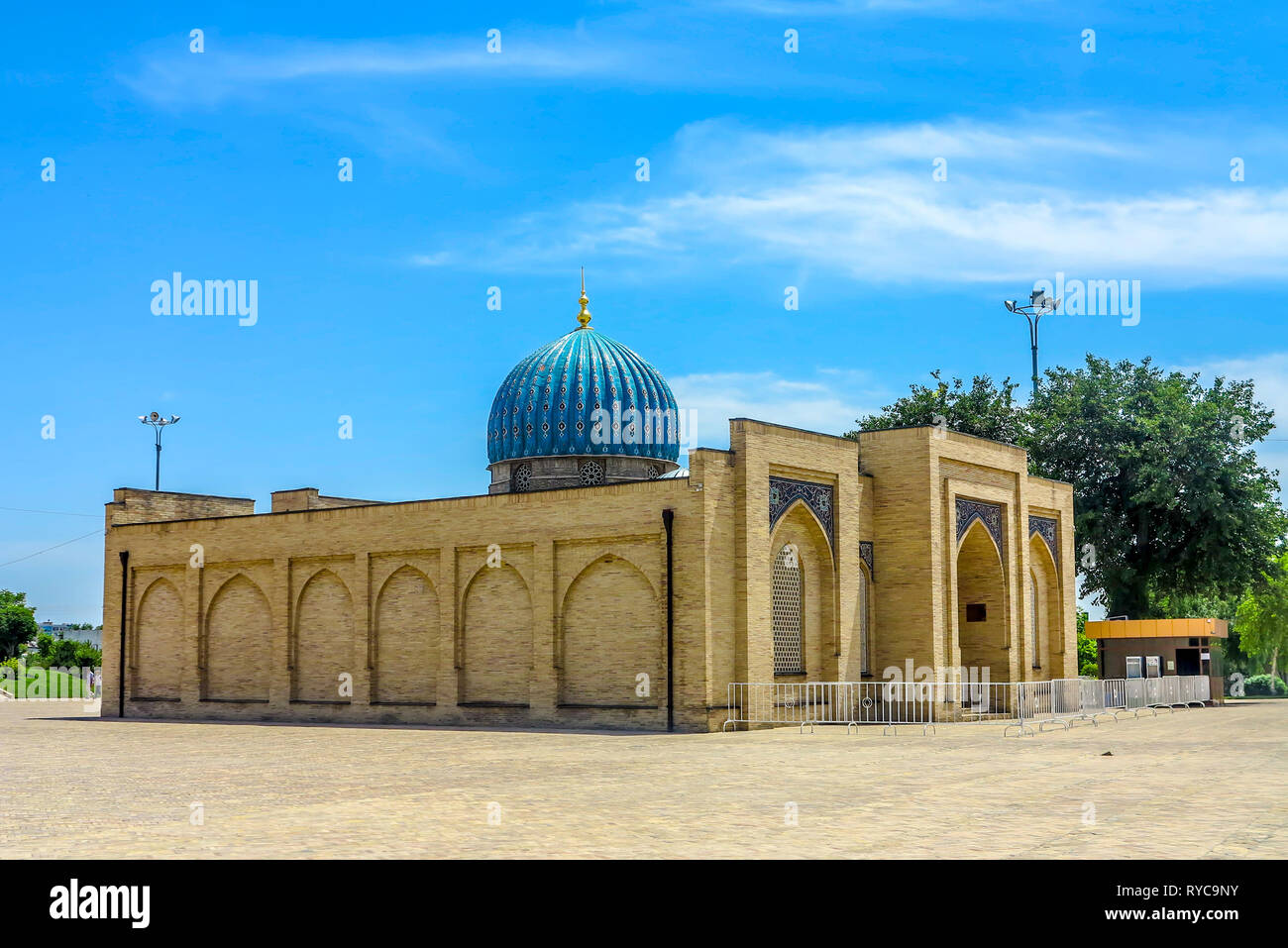 Taschkent Muyi Muborak Hazrati Imam komplexe Madrasa Seitenansicht Stockfoto