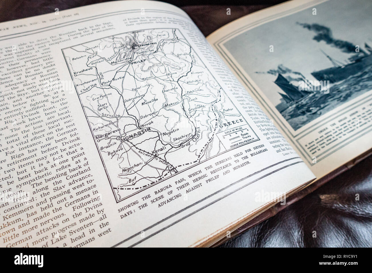 In der Nähe von antiken Buch Seite mit Karte und Kriegsschiff in einem Buch die Illustrierte Krieg Nachrichten bezeichnet die Illustrierte Krieg Nachrichten genannt Stockfoto
