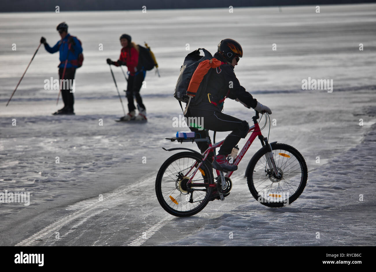Radfahrer und zwei lange Distanz Schlittschuhläufer auf See Malaren während Sigtunarannet Vikingarannet 2019, Sigtuna, Schweden, Skandinavien Stockfoto