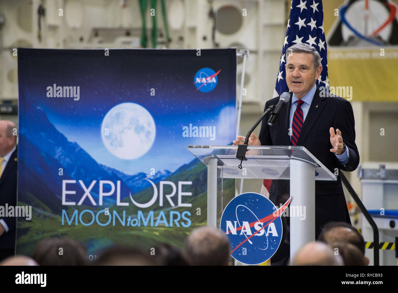 Kennedy Space Center Direktor Bob Cabana Adressen Mitarbeiter auf Fortschritte in Richtung auf das Senden von Astronauten zum Mond und zum Mars während einer im Fernsehen übertragenen Veranstaltung im Kennedy Space Center, 11. März 2019 in Cape Canaveral, Florida. Stockfoto