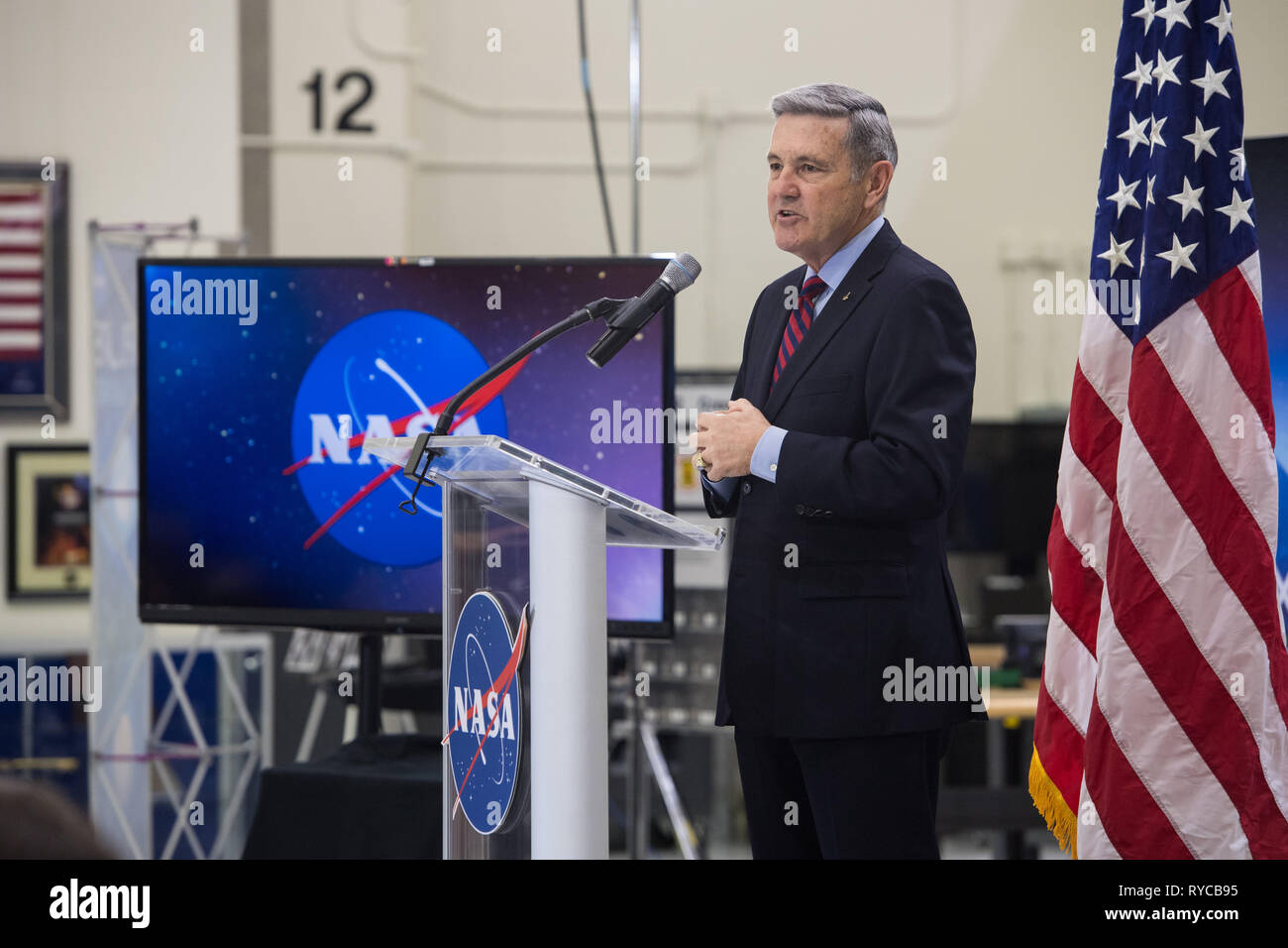 Kennedy Space Center Direktor Bob Cabana Adressen Mitarbeiter auf Fortschritte in Richtung auf das Senden von Astronauten zum Mond und zum Mars während einer im Fernsehen übertragenen Veranstaltung im Kennedy Space Center, 11. März 2019 in Cape Canaveral, Florida. Stockfoto