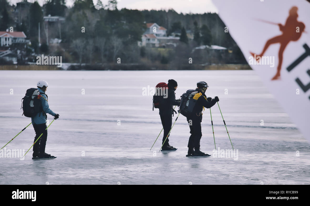 Lange Distanz Eisläufer mit Eis Pole auf See Malaren, Sigtuna, Schweden, Skandinavien Stockfoto