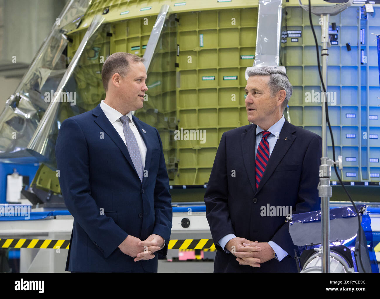 NASA-Administrator Jim Bridenstine, Links, und Kennedy Space Center Direktor Bob Cabana Chat vor den Arbeitnehmern über die Fortschritte bei der senden Astronauten zum Mond und zum Mars während einer im Fernsehen übertragenen Veranstaltung im Kennedy Space Center, 11. März 2019 in Cape Canaveral, Florida. Stockfoto