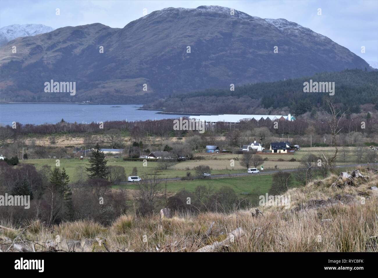 Scottish Sea Farmen Gebäude in der Einstellung von Loch Creran, cregan Hill und Barcaldine Dorf. Stockfoto
