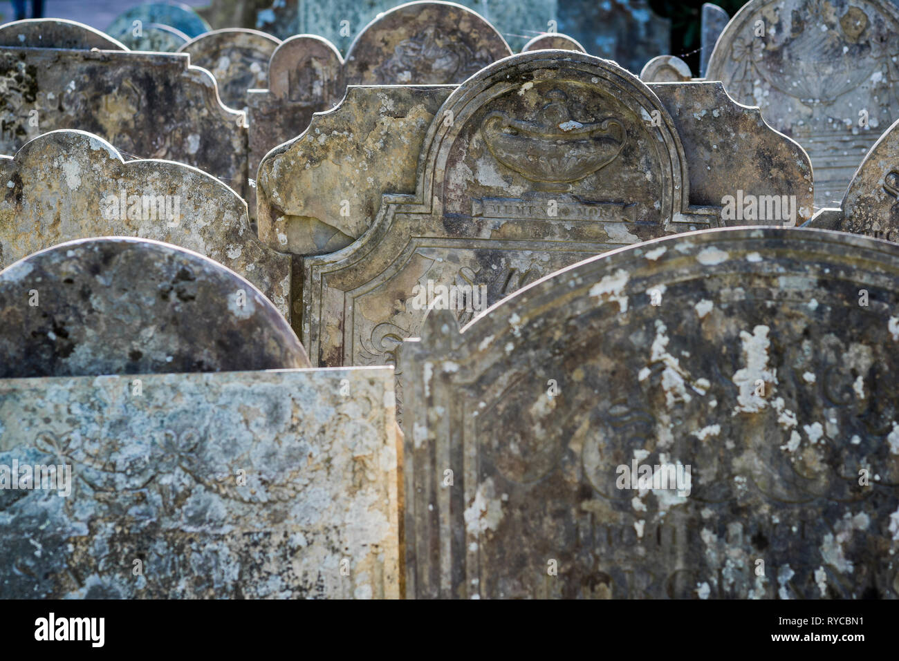 Alte Grabsteine, eine mit der lateinischen Inschrift 'Memento Mori' (erinnern Sie sich an die Toten") Stockfoto