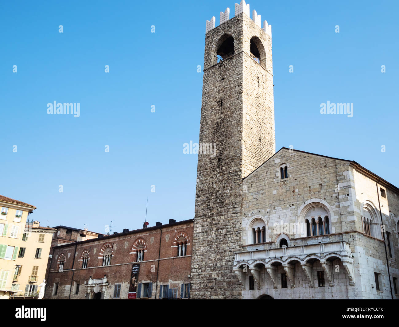 BRESCIA, Italien - 21. FEBRUAR 2019: Altes Rathaus Broletto, Turm Torre del Pegol, mittelalterliches Haus Loggia delle Grida auf der Piazza Paolo VI (Piazza Stockfoto