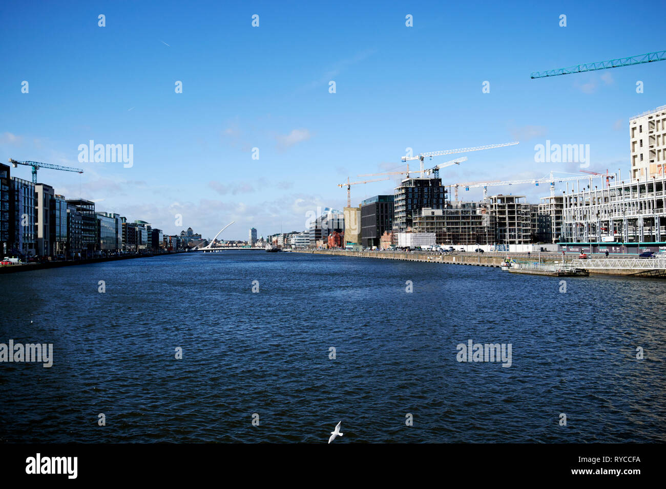 Krane und neue Entwicklungen an der North Station in den Docklands waterfront Fluss Liffey Dublin Irland Europa Stockfoto