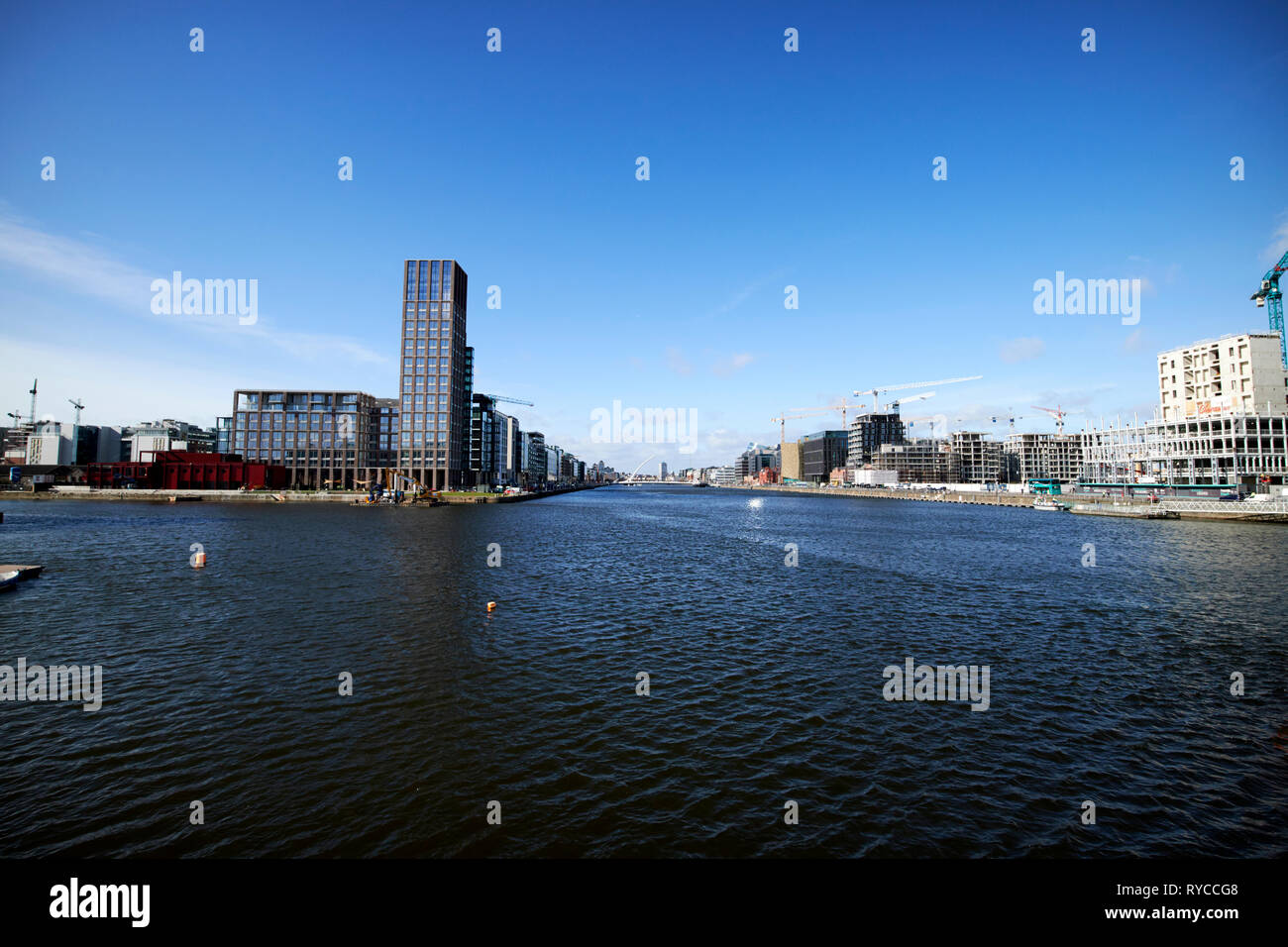 Sir John Rogersons Quay und Blick auf den Fluss Liffey Dublin 2 South docks Dublin Irland Europa Stockfoto