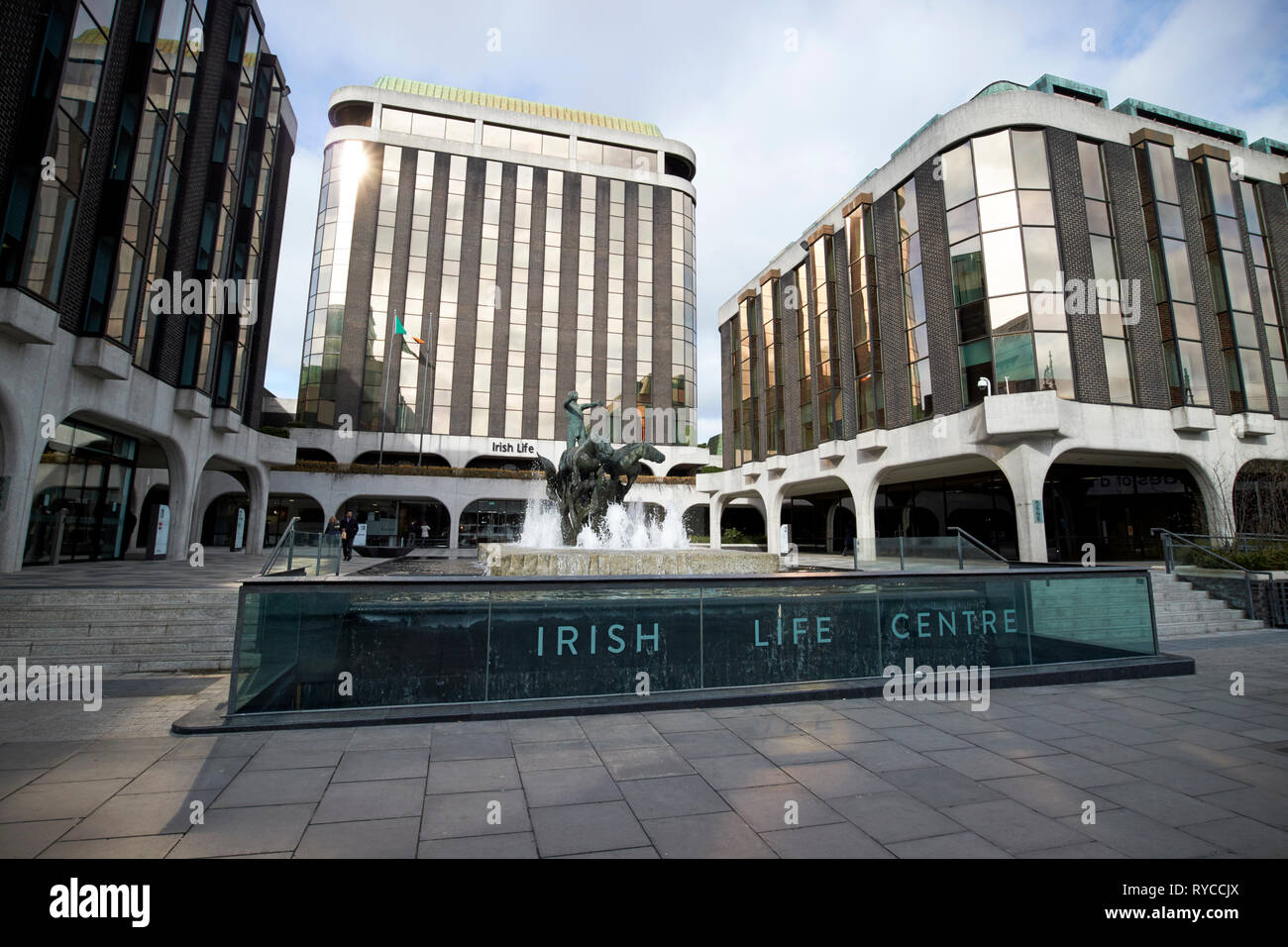 Irish Life Center mit Wagen des Lebens Skulptur und Brunnen Dublin Irland Europa Stockfoto