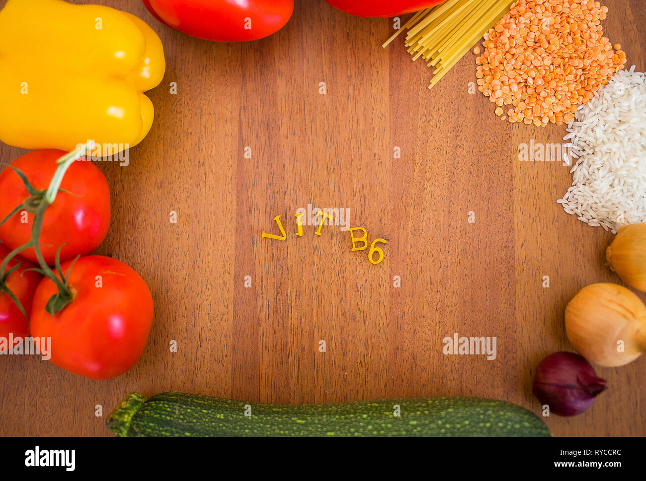 Ein Rahmen aus Gemüse und stärkehaltigen Erzeugnissen enthalten Vitamin B6 Stockfoto