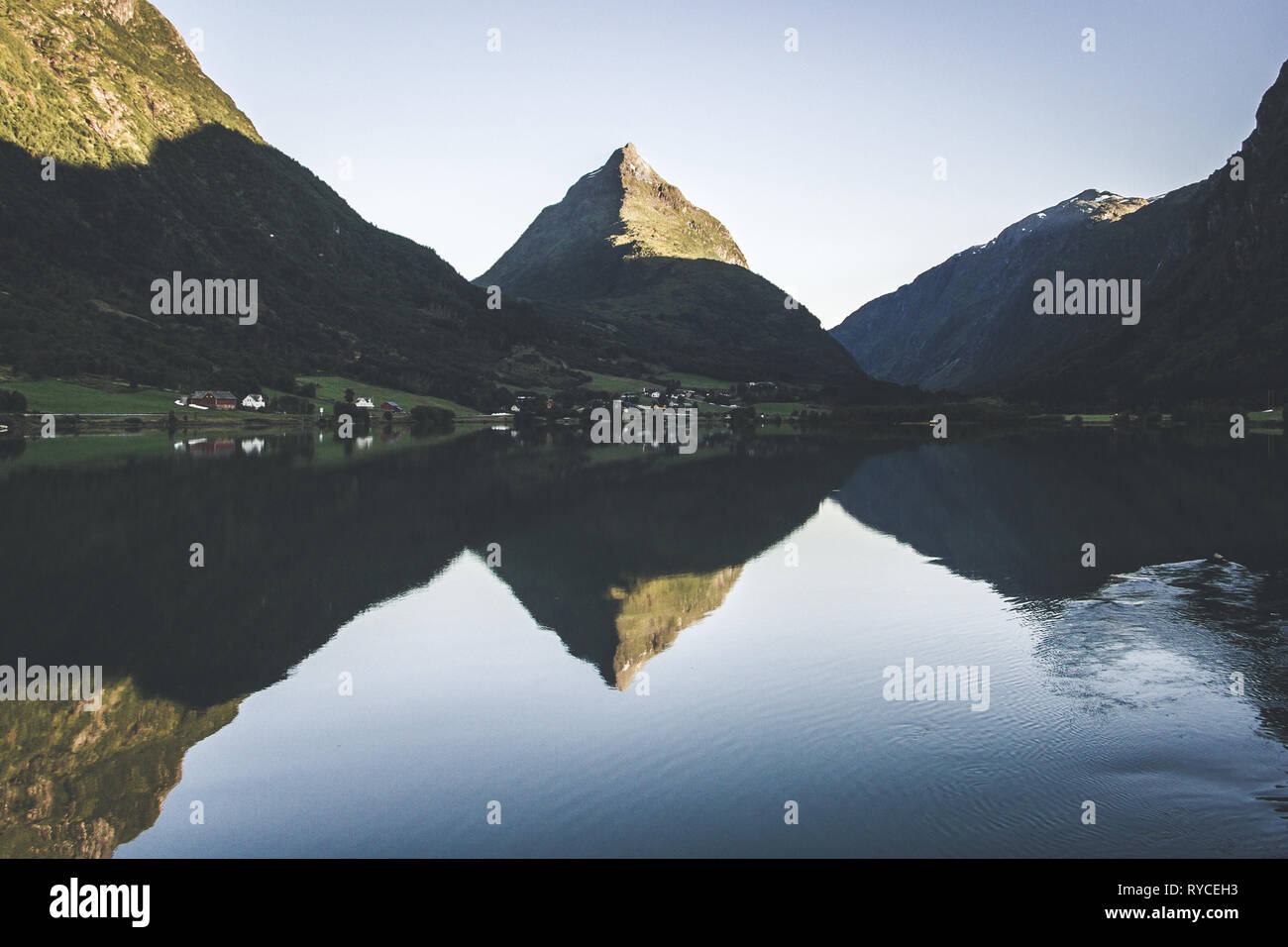 Eine Reflexion der pyramidenförmigen Berg in Norwegen Stockfoto