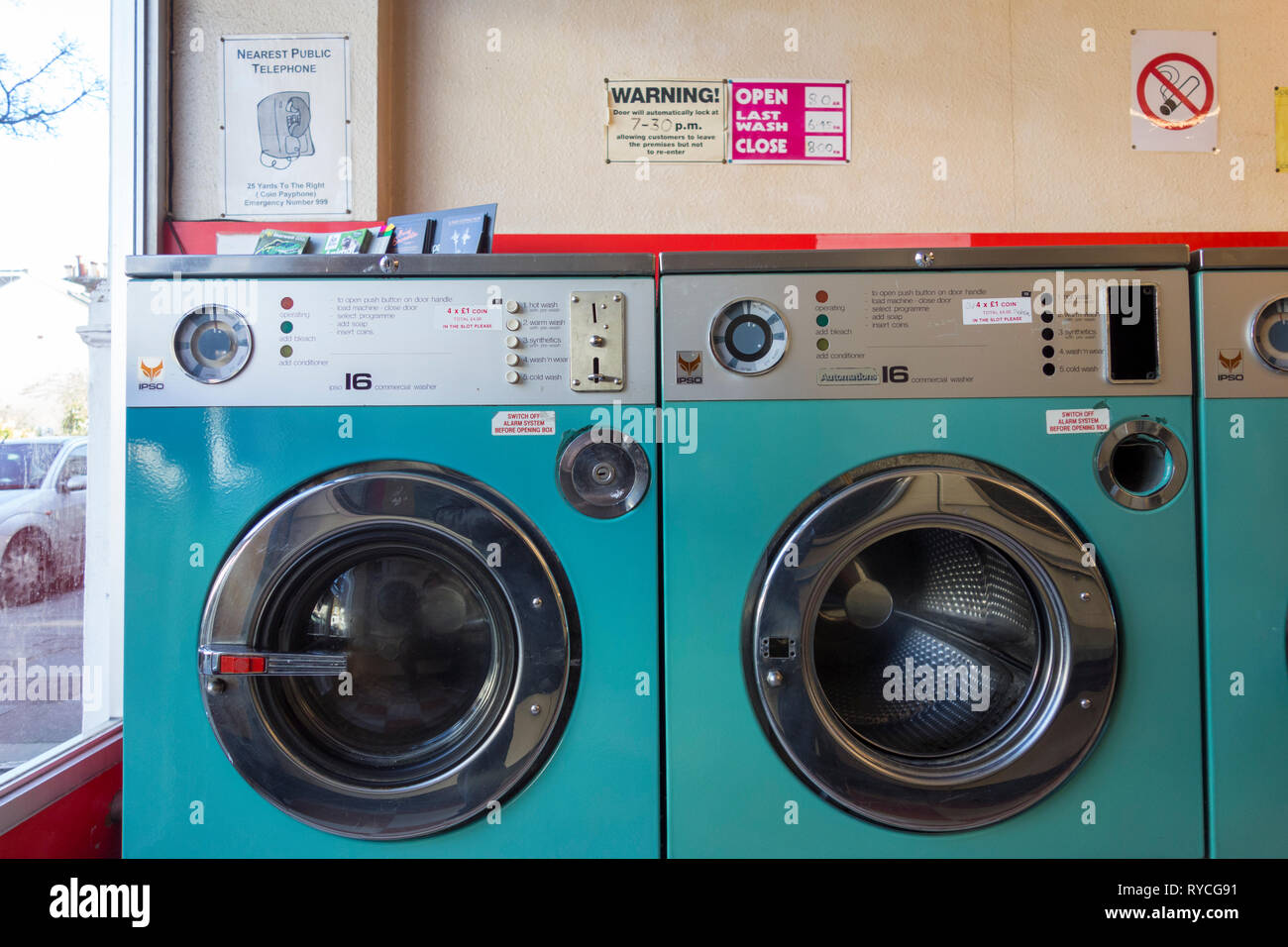 Waschmaschinen in einem Waschsalon in London, Großbritannien Stockfoto