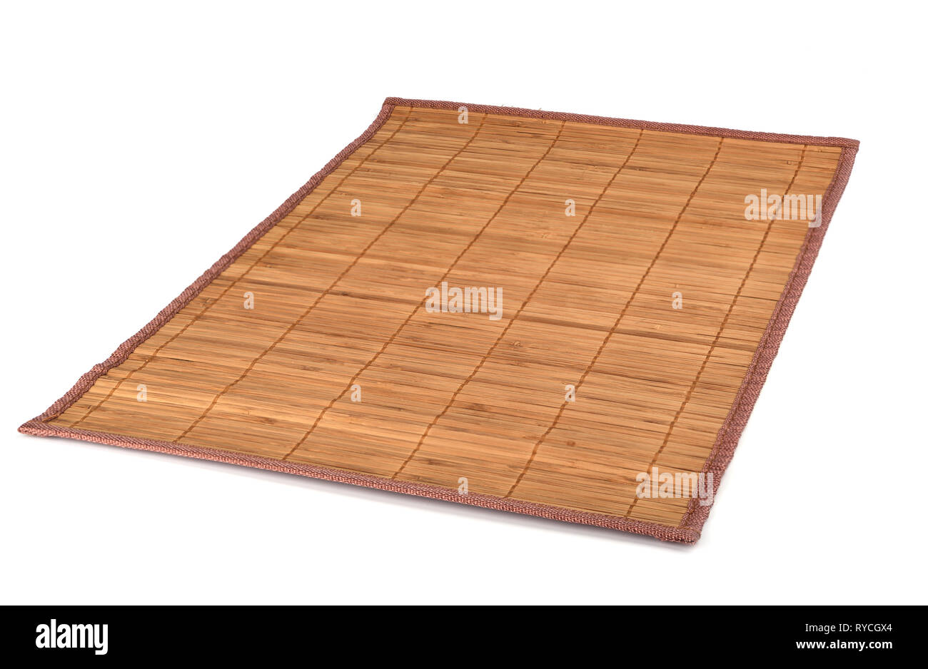 Bambus sushi Matte auf weißem Hintergrund. Traditionelle Japanische oder Chinesische Tabelle einstellen. Stockfoto