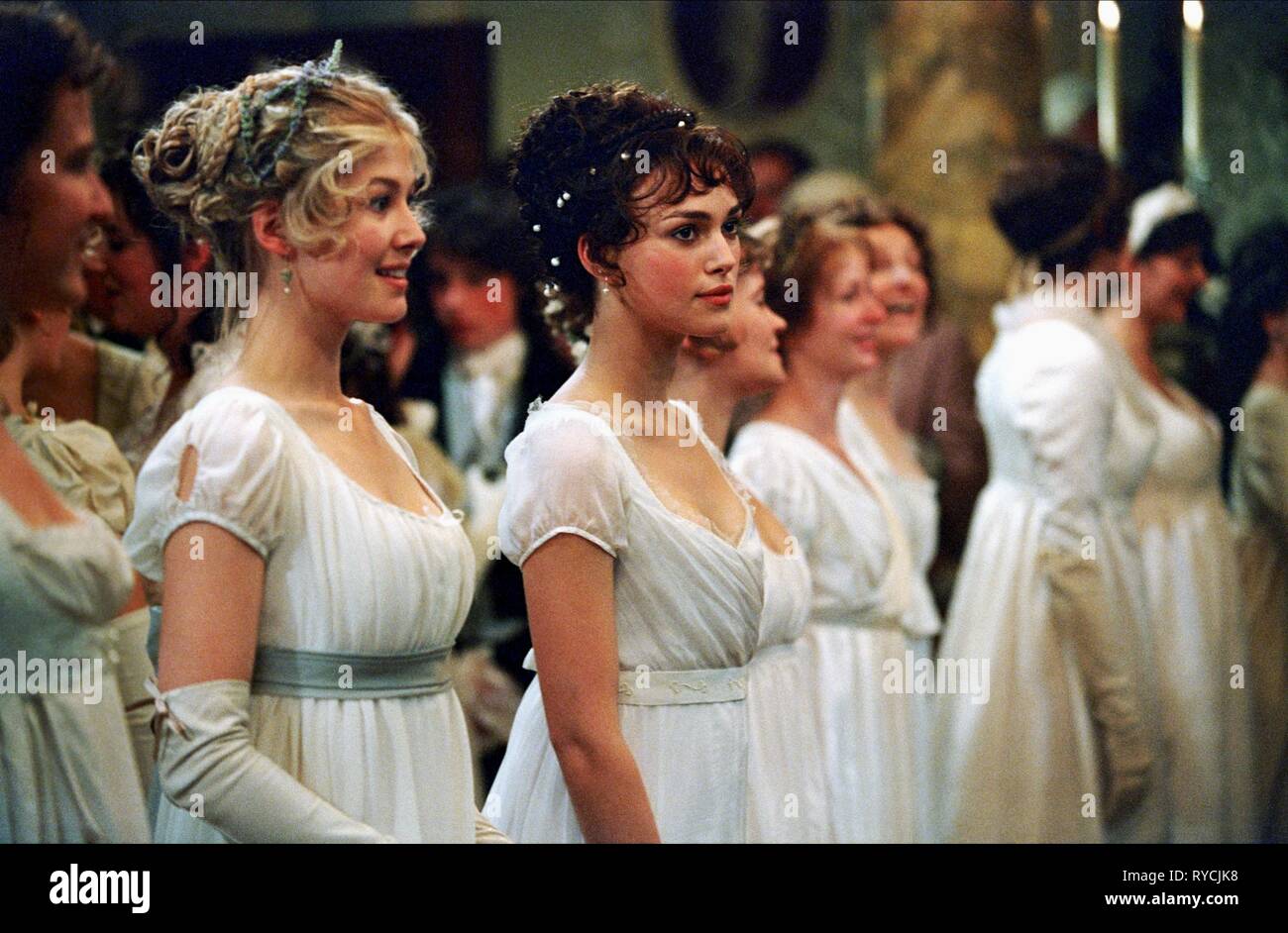 ROSAMUND PIKE, Keira Knightley, Stolz und Vorurteil, 2005 Stockfotografie Alamy