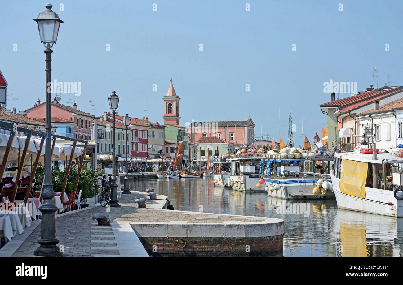 Blick auf den Porto Canale in Cesenatico Stadt, in einem Sommer sonnigen Tag Stockfoto