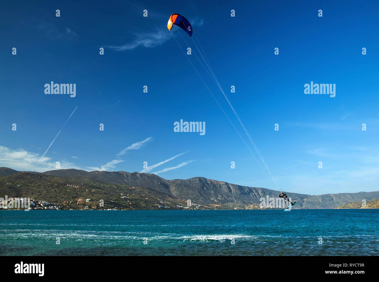 Kitesurfer an der Bucht von Mirabello, Elounda Stadt, Gemeinde Agios Nikolaos, Lasithi, Kreta. Stockfoto